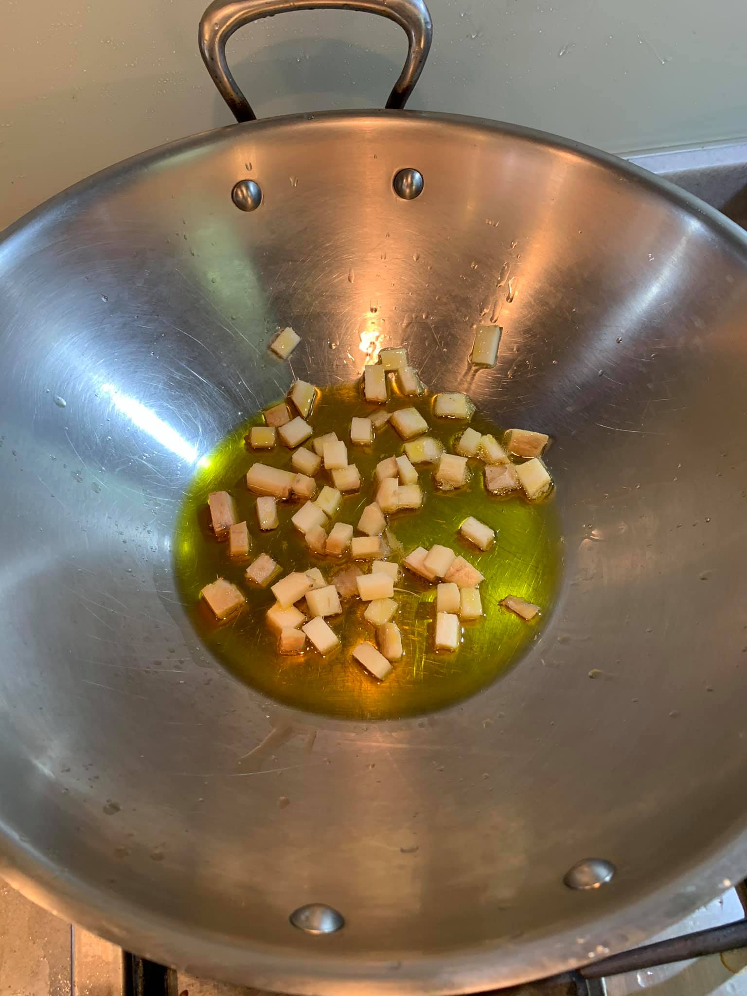 用苦茶油煎香老薑粒。