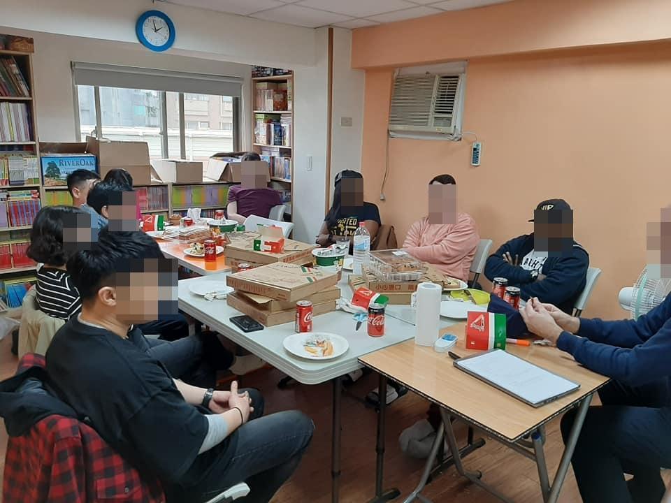 台北市的「十十豐盛語言訓練中心」遭爆要求學生書寫以「迫害」為題的作文,還將有關迫害同性戀與穆斯林的文章選為佳作;示意圖,圖上人物非此事件當事人。(翻攝自「十十豐盛語言訓練中心」臉書)