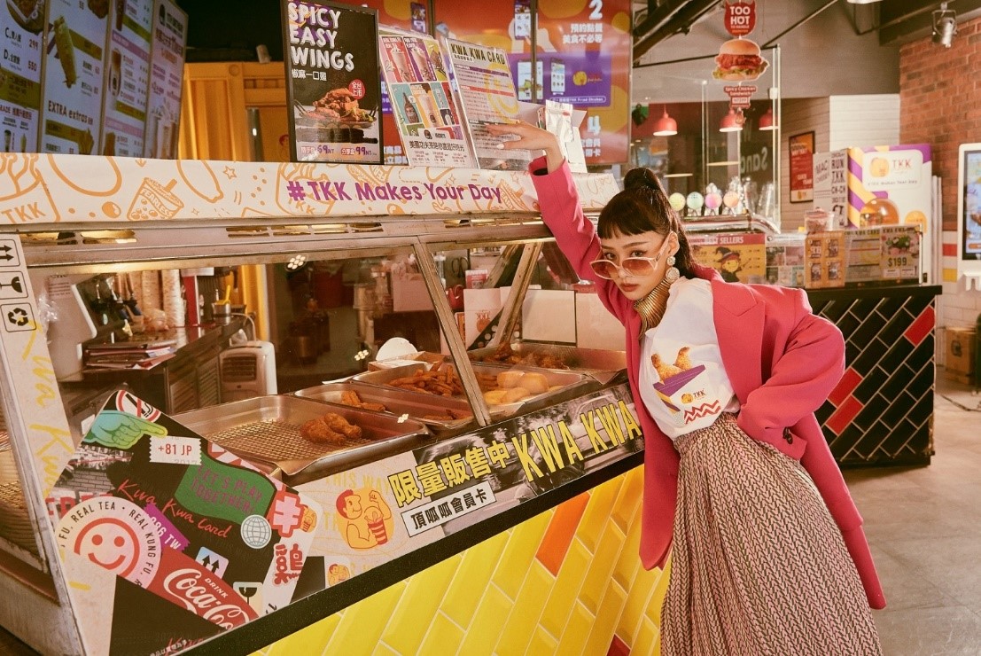 二大本土品牌強強聯手，OB嚴選與頂呱呱跨界聯名，以原味雞腿為元素設計黑白兩色T-Shirt，將炸雞魂融入服裝。（業者提供）