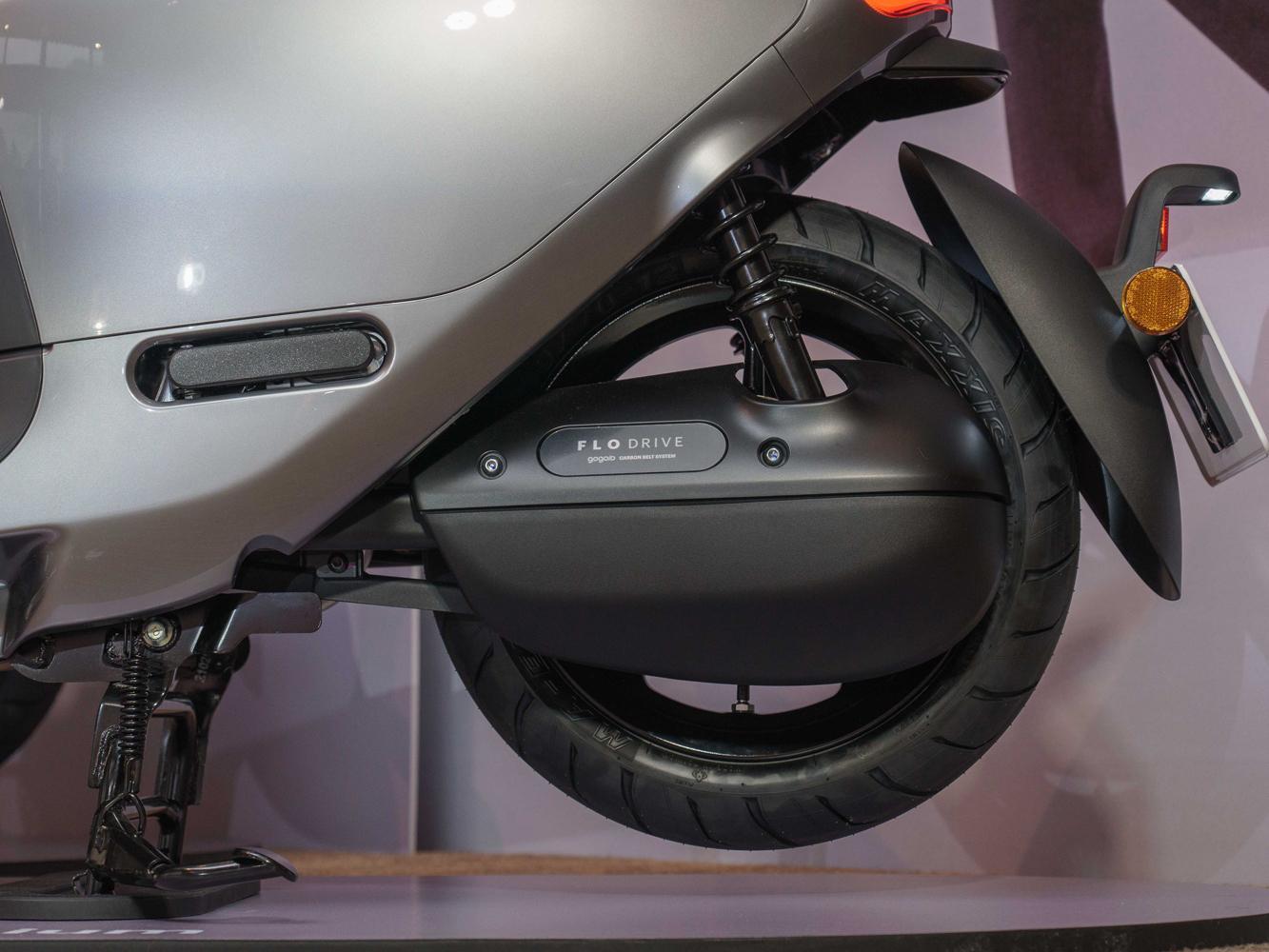 FLO DRIVETM 皮帶傳動系統，首次搭載到 Gogoro 2 Premium, Gogoro 2 Delight 和 Gogoro 3 Premium 等車款，運用汽車等級規格、材質與精密測試的特殊斜齒設計，同時搭配國際大廠 Gates®  碳纖維皮帶，讓騎乘感受更滑順、運轉噪音更低、動力傳輸更耐用、保養更輕鬆。