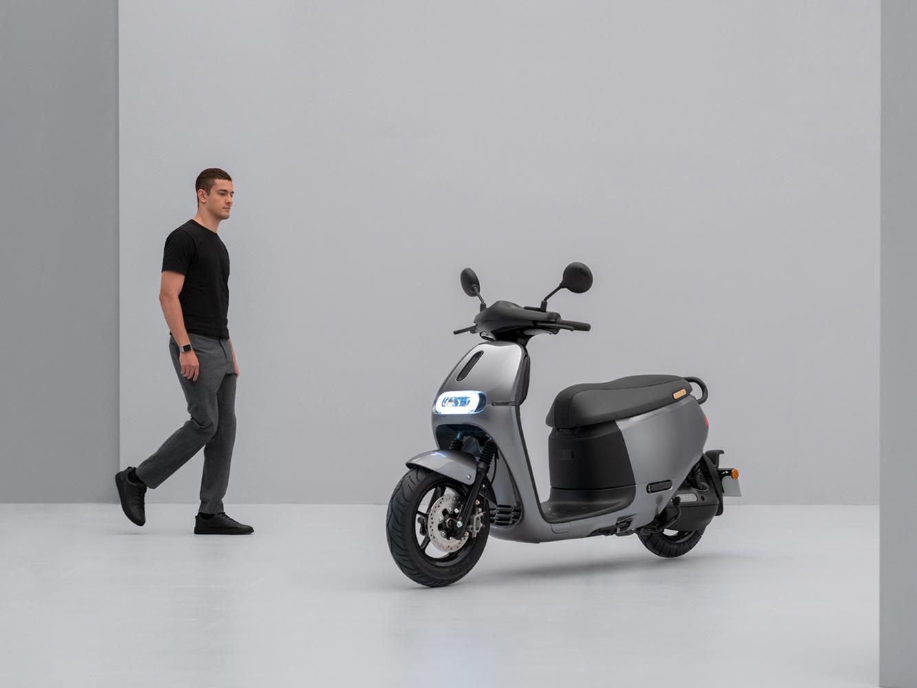 新車款中增加不少「質感」新色，Gogoro 2 Premium 提供「晶鑽白、晶鑽灰、晶礦銀」等三種亮面金屬塗裝新色。