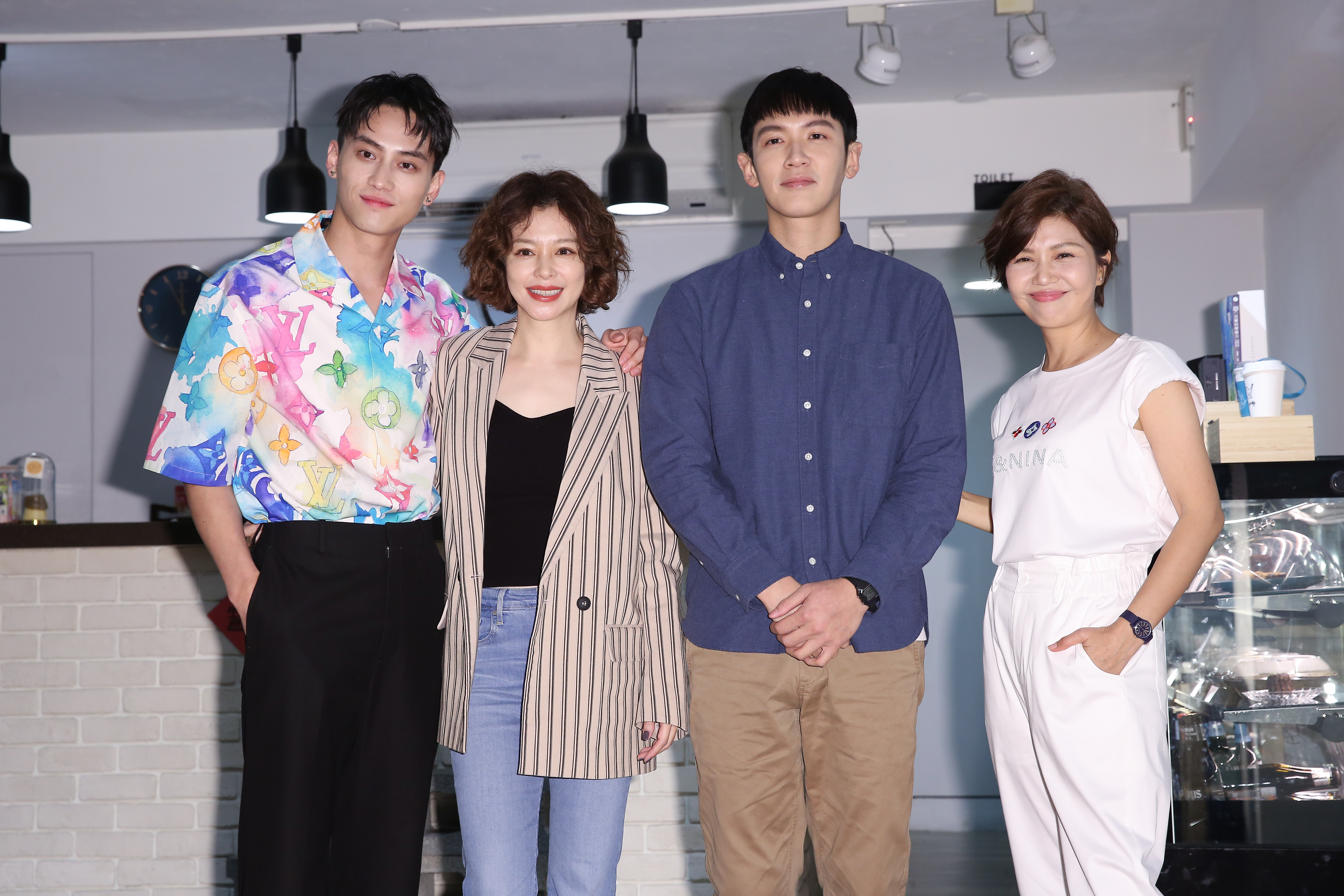 范少勳（左起）、徐若瑄、柯震東、于子育在片中分飾兩對母子，巧合的是于子育在《孤味》演的正是徐若瑄媽媽的年輕版。