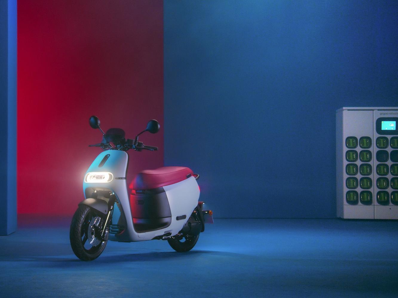 Gogoro S2 除了原本受歡迎的石墨灰色之外，再新增「光晝白、光譜藍」兩款新色。
