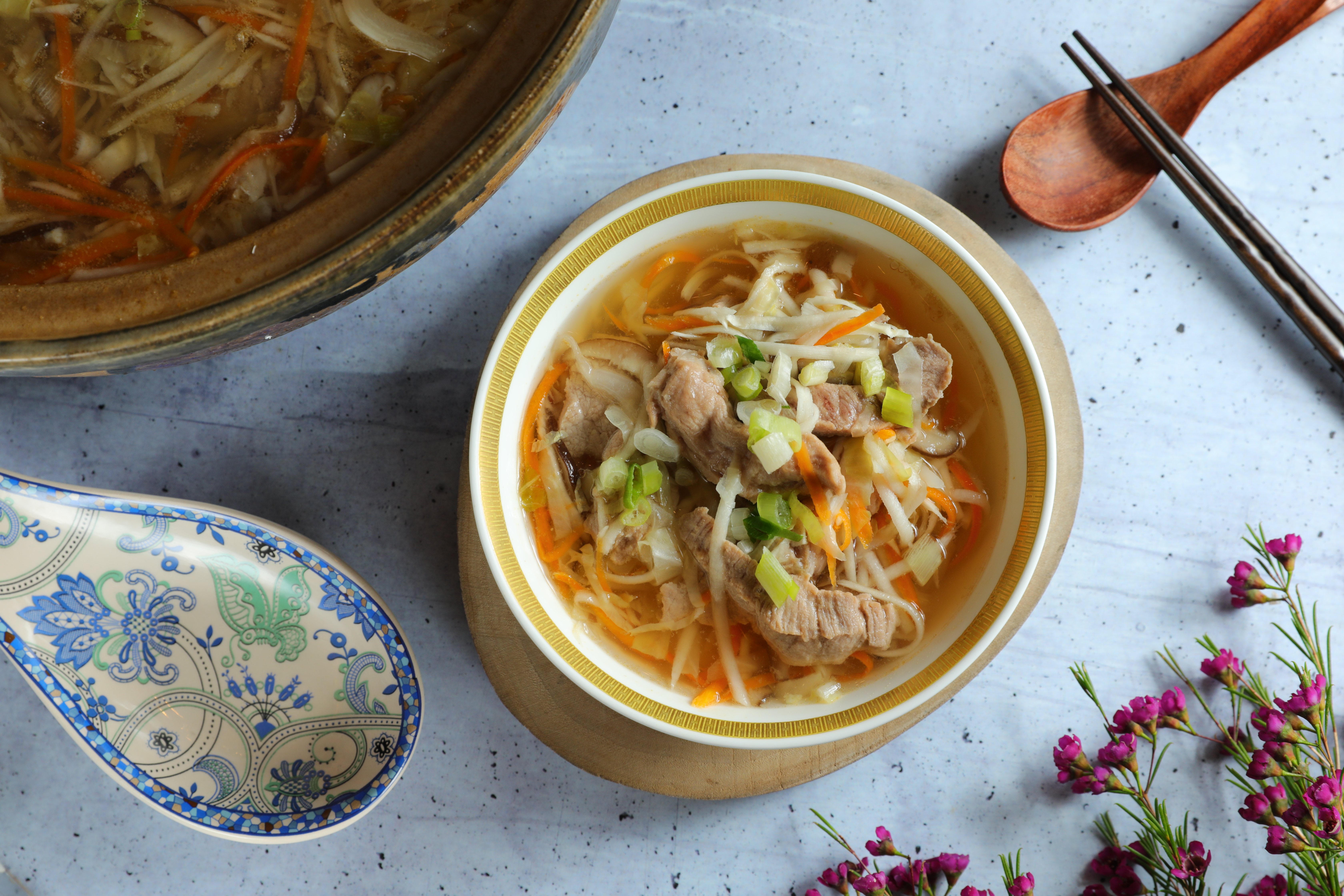 這道「香菇竹筍肉焿」食譜源自宜蘭饗宴主廚程智勇，這是程媽媽在世時，經常做給主廚兒子吃的愛心宵夜。