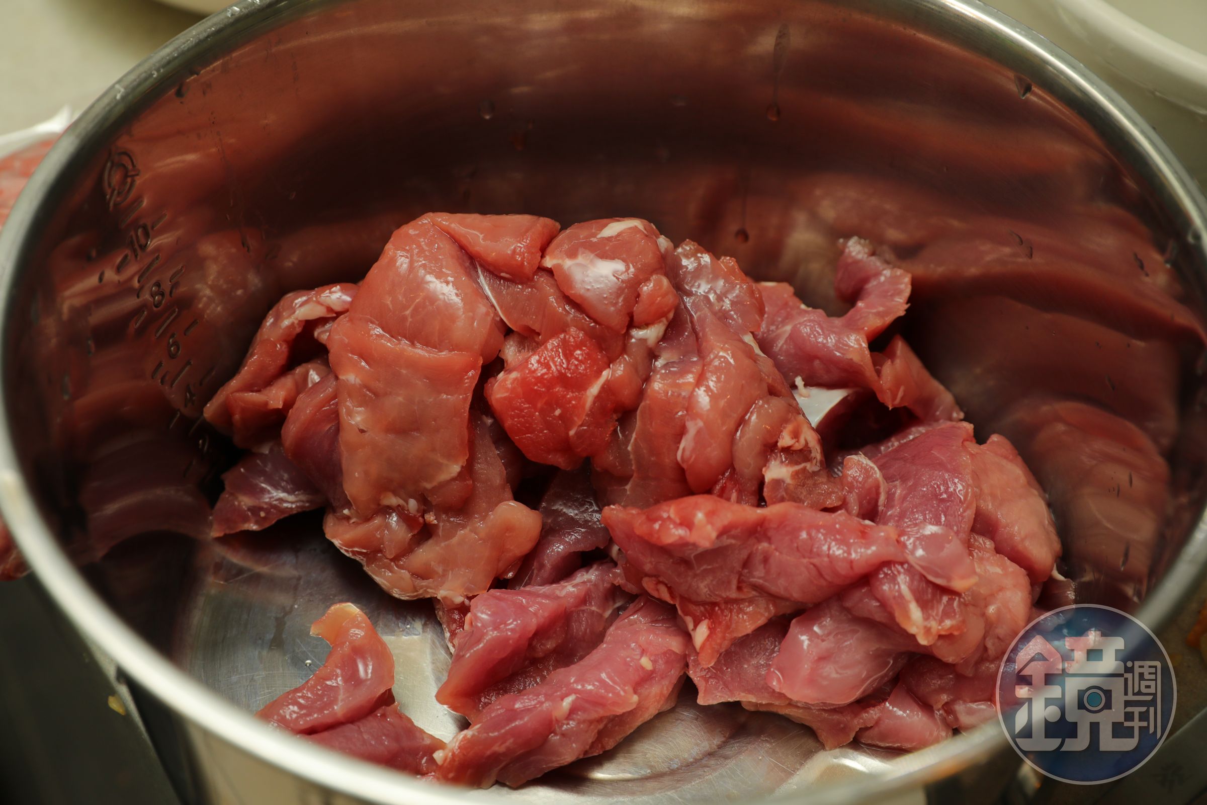 腰內肉請泉發豬肉鋪薄切成片。