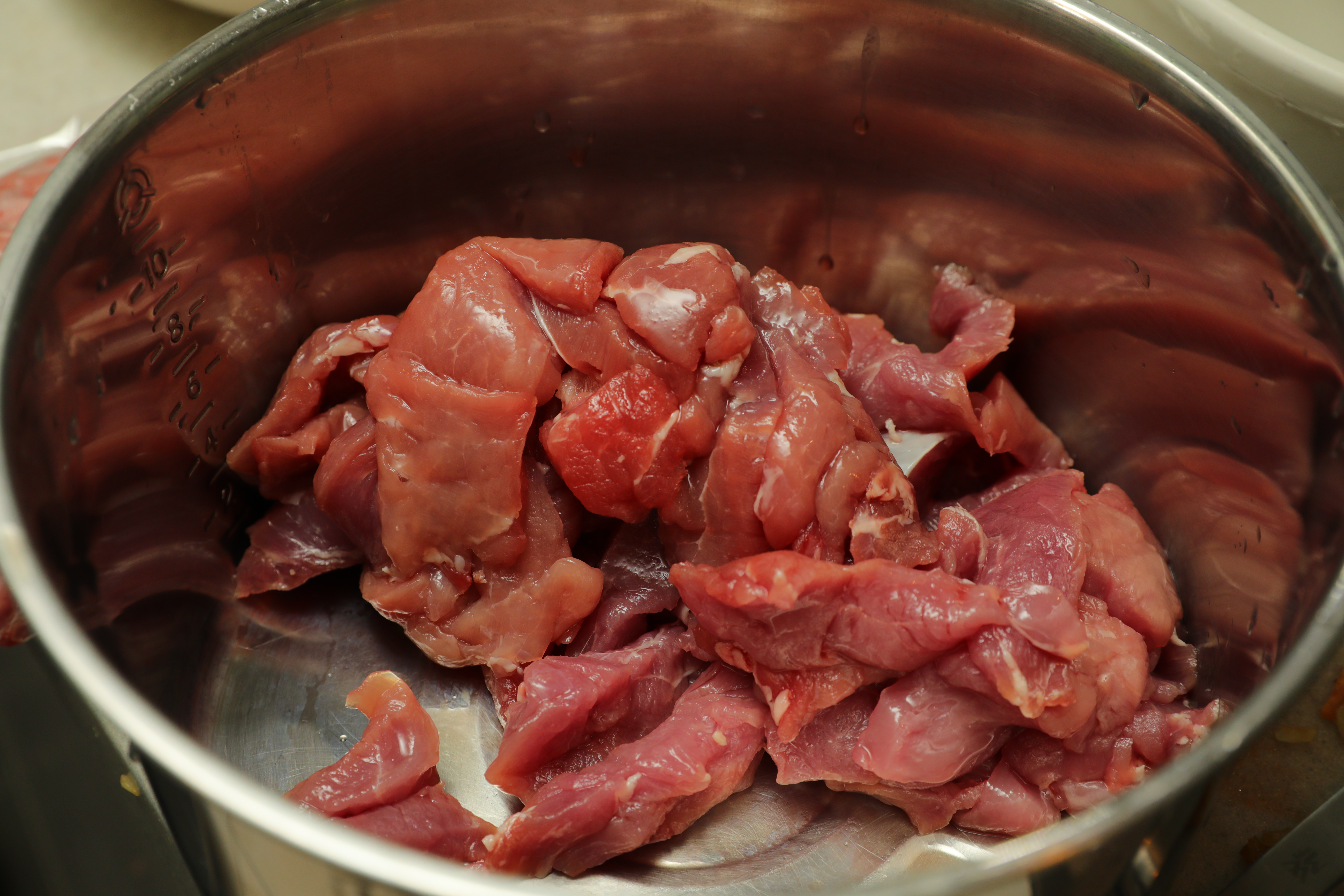 腰內肉請泉發豬肉鋪薄切成片。