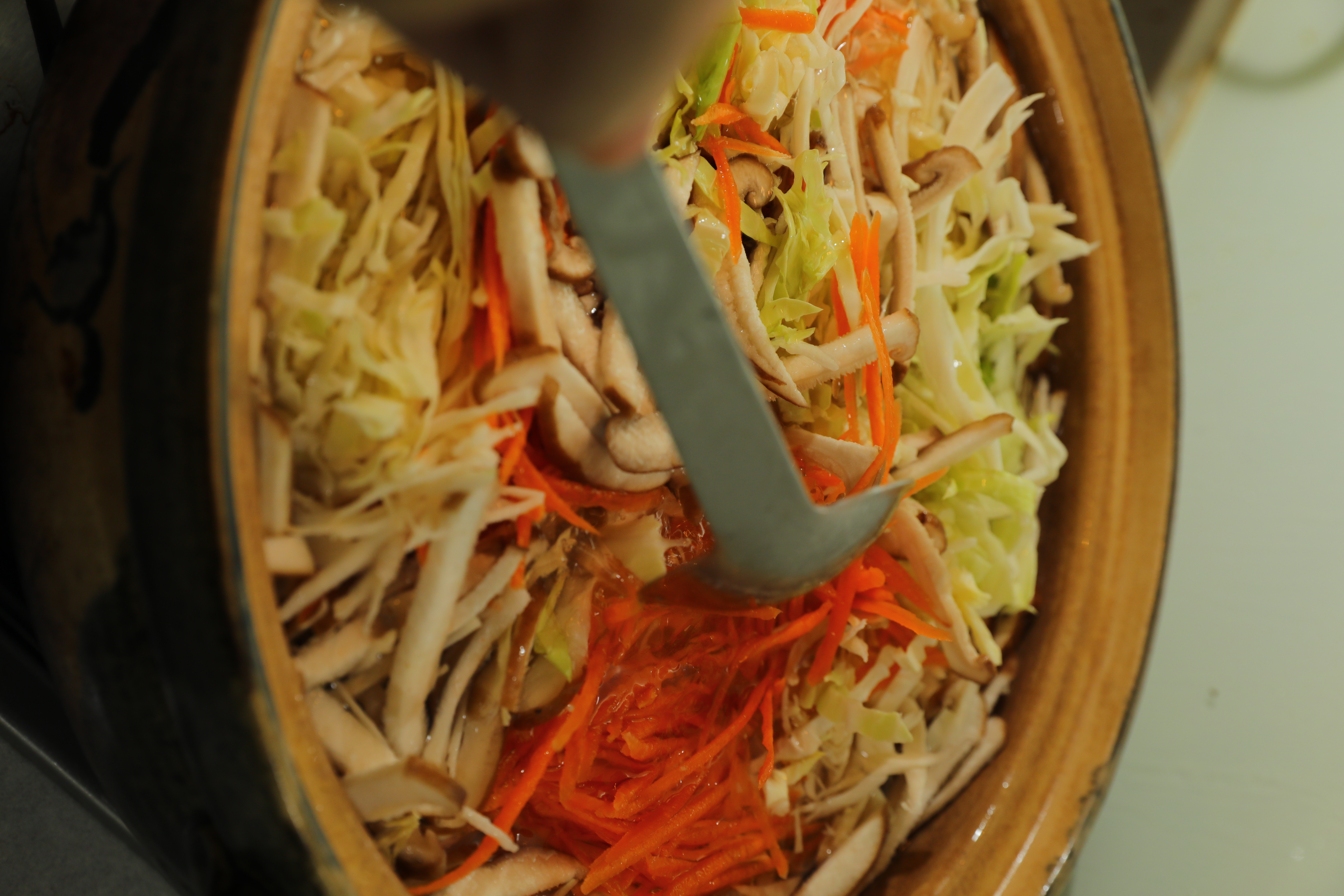 倒進預先煮好的排骨湯。