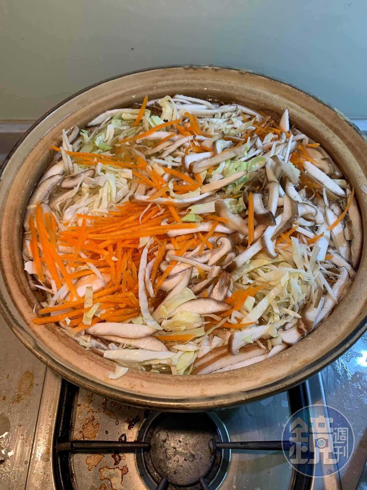 略微調味，等湯底煮滾。