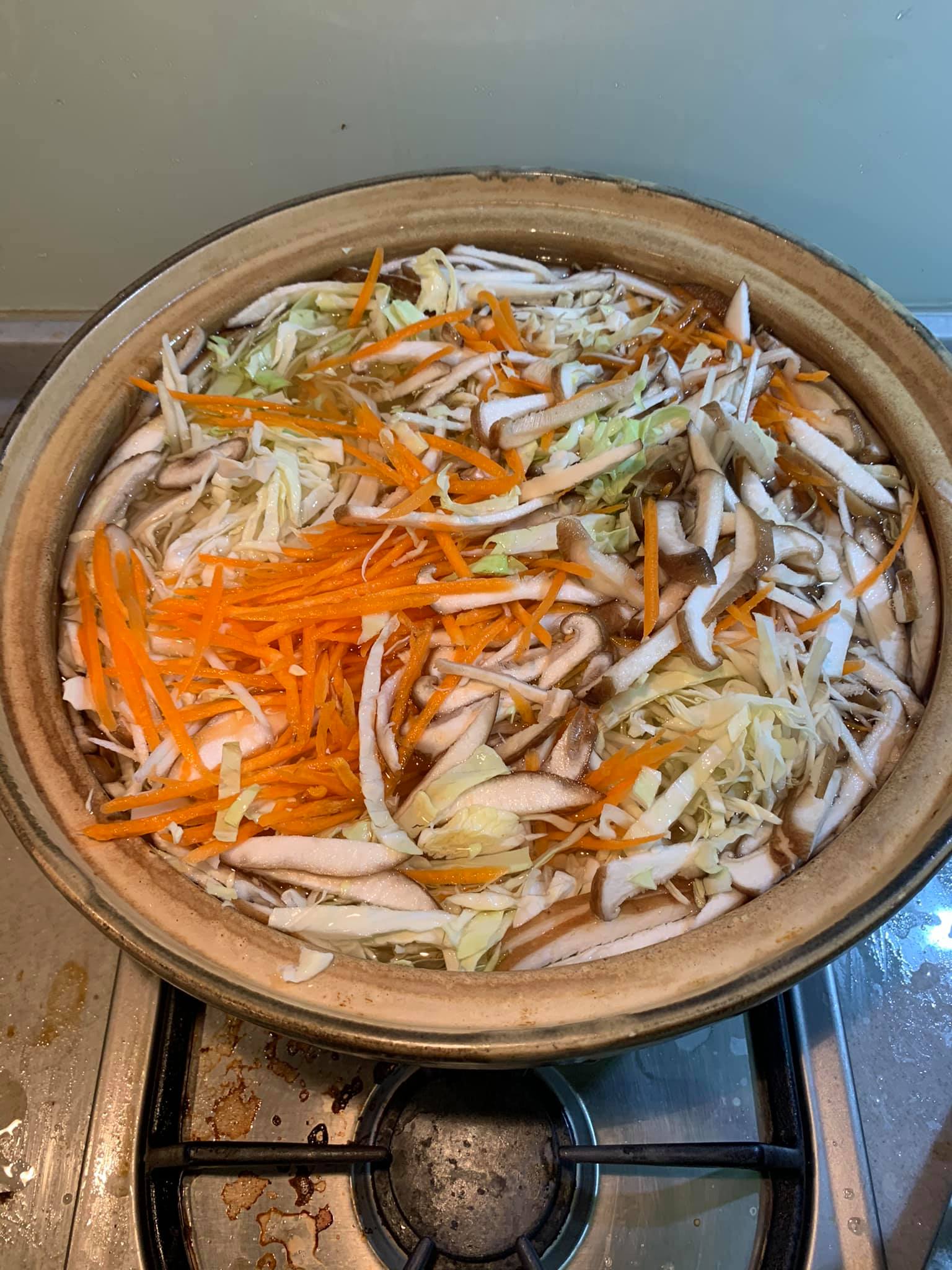 略微調味，等湯底煮滾。