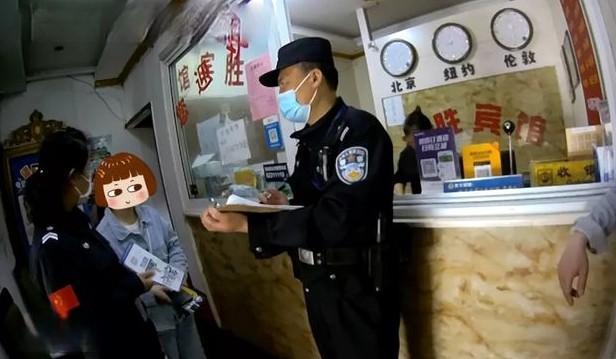 中國大陸一名小媽媽遭假警察誆騙要到旅館「開房間做筆錄」。(翻攝自微博)