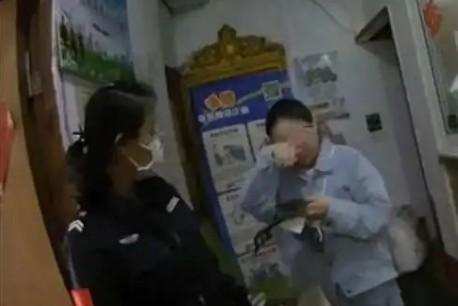 得知自己差點受騙後,小媽媽激動向老闆娘道謝。(翻攝自微博)