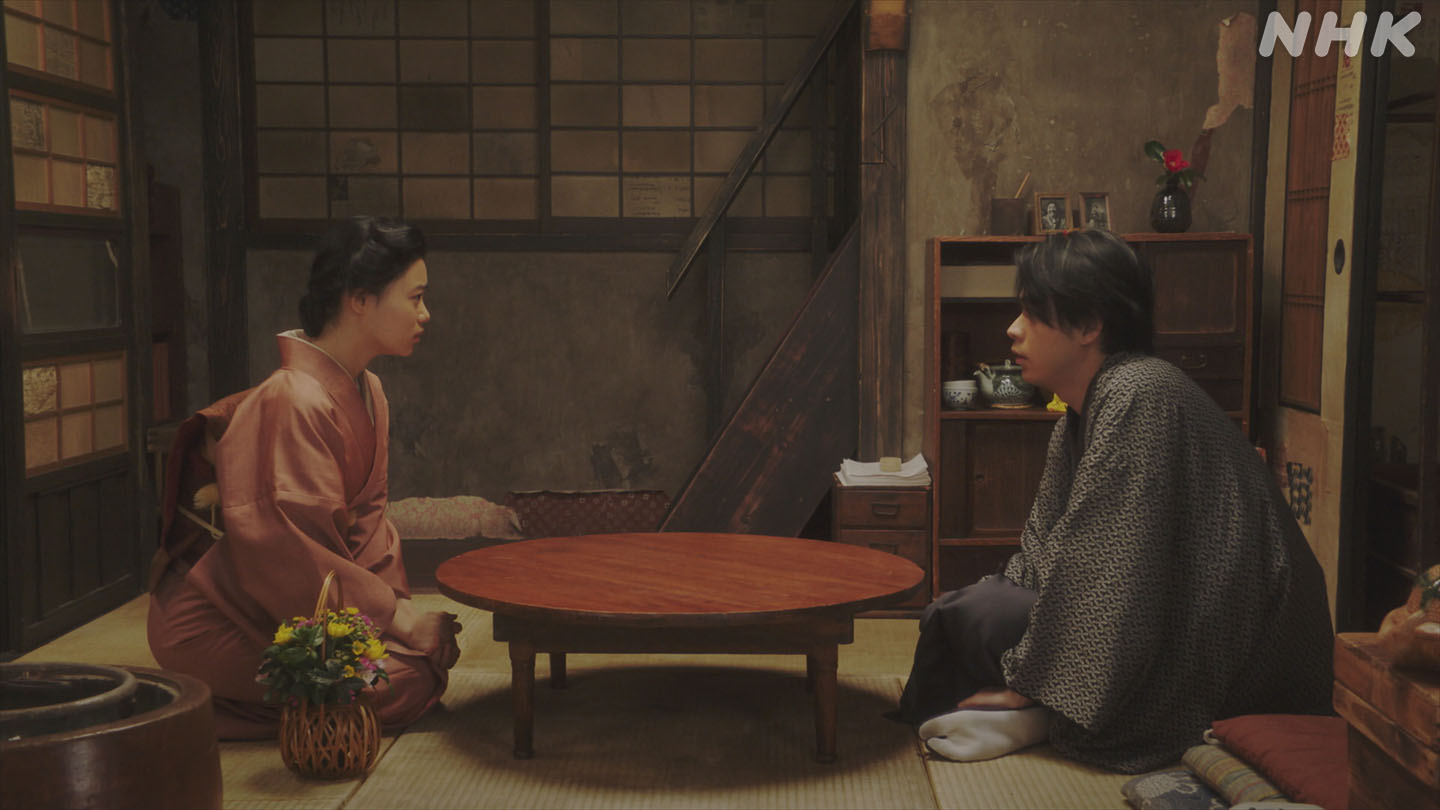 成田凌演出NHK晨間劇《小女侍》,戲中劈腿成國民渣尪、戲外感情生活也精采。(翻攝自おちょやん推特)
