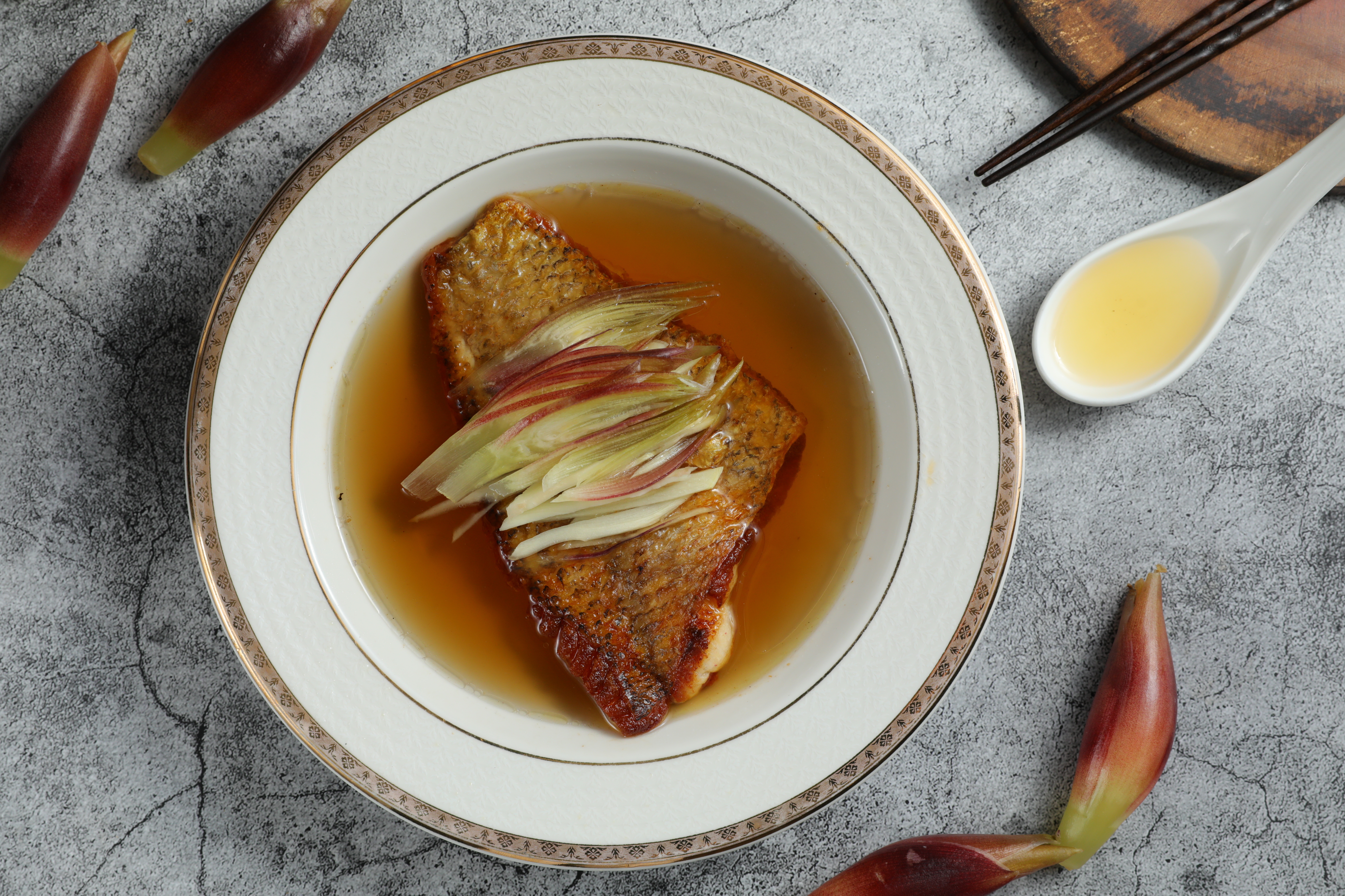 從宜蘭「饗宴鐵板燒」學來這道「香煎紅喉魚燴清蒸羊肋條湯」，清鮮有味。