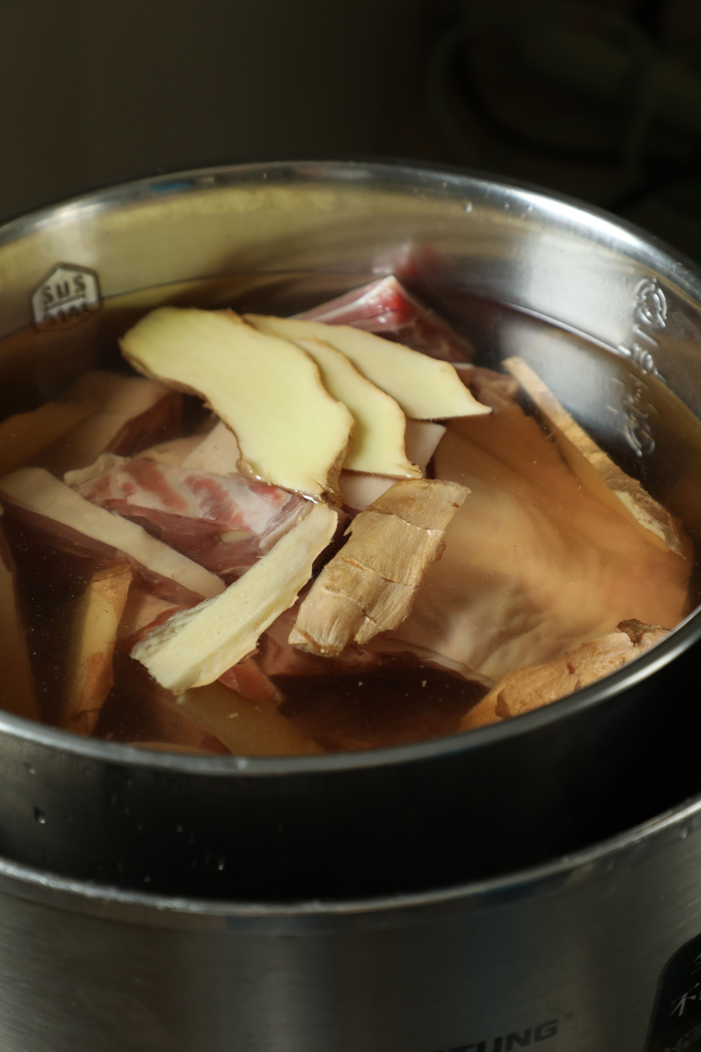 清水要蓋過所有食材。