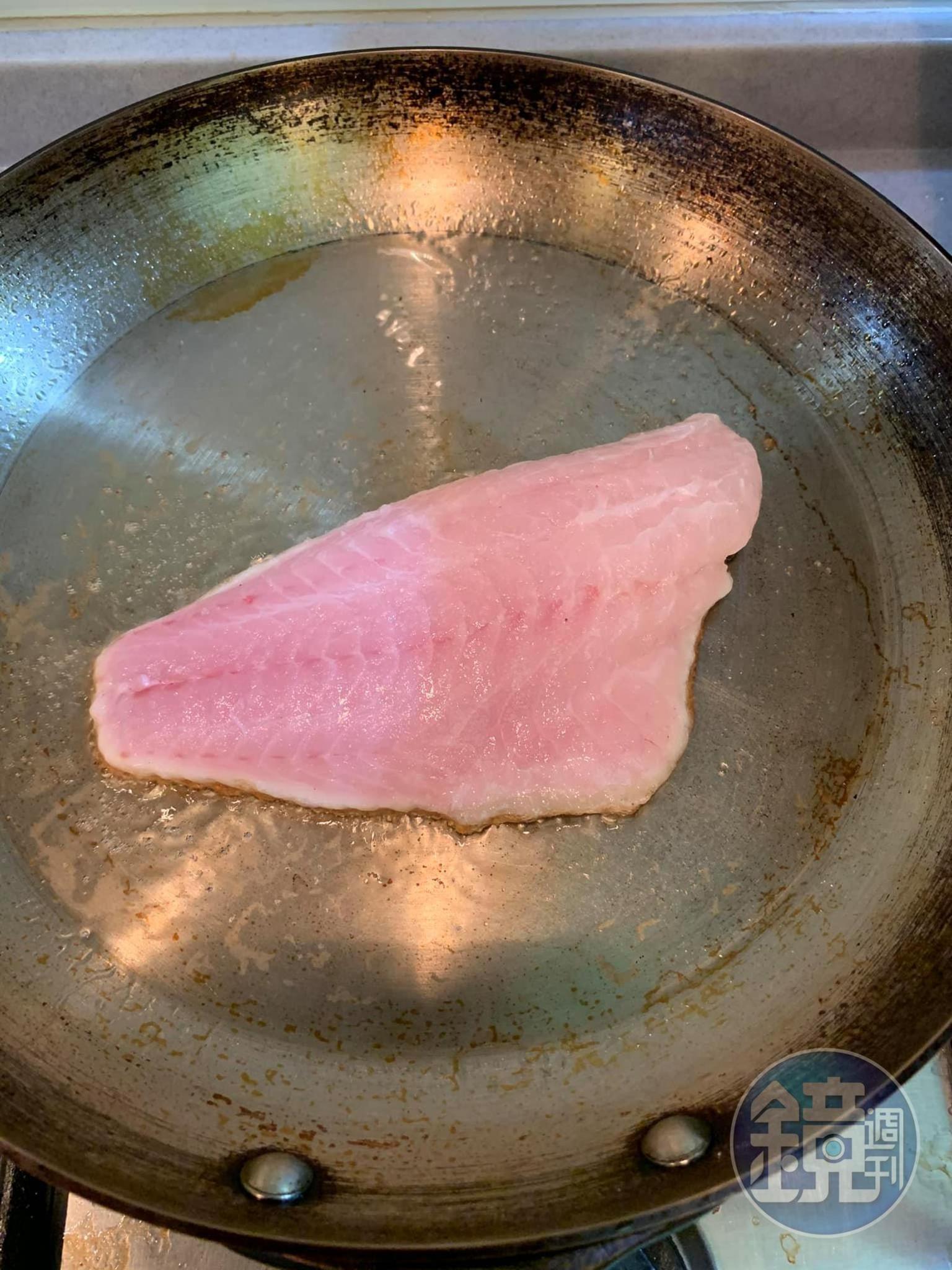 魚皮向下放入平底鍋。