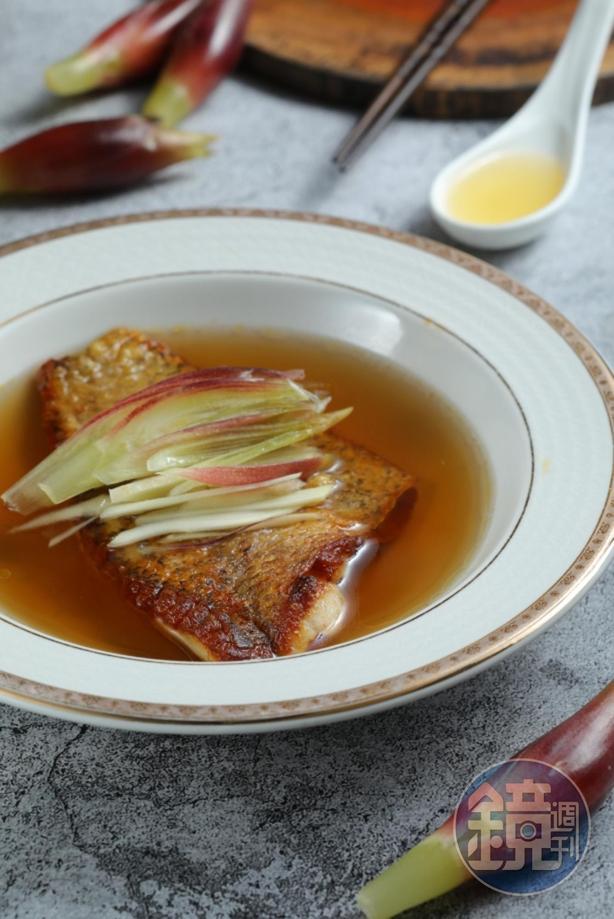 香煎紅喉魚燴清蒸羊肋條湯上桌，清甜有味，湯匙中是當歸米酒。