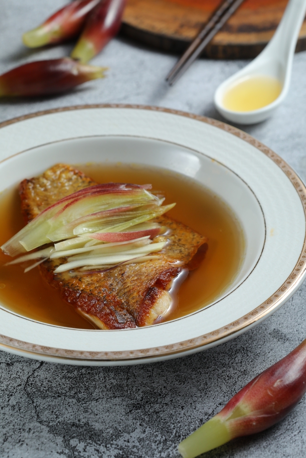 香煎紅喉魚燴清蒸羊肋條湯上桌，清甜有味，湯匙中是當歸米酒。