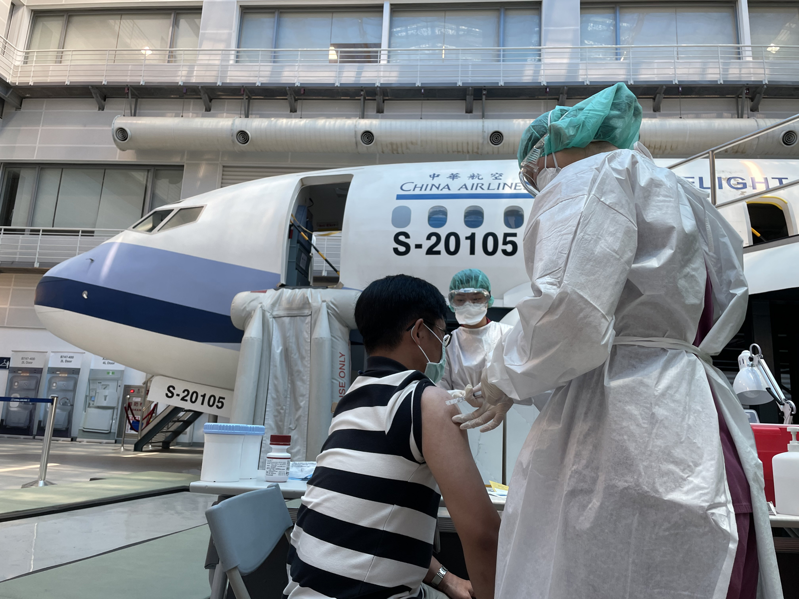 指揮中心下令派駐醫護人員至華航設置疫苗接種站。（華航提供）