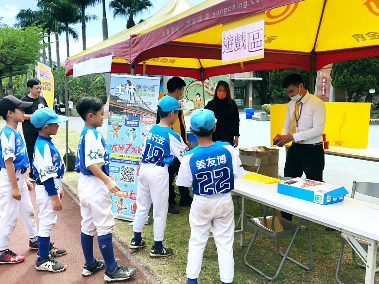 現場不只提供帳篷，現場還精心設計小遊戲與孩子們互動，增加趣味。（永慶房屋提供）