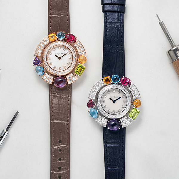 Allegra｜錶徑36mm／18K玫瑰金（左）、18K白金材質（右）／石英機芯／時、分指示／鑲嵌82顆鑽石及彩色寶石／防水30米／建議售價約NT$ 896,000（左）、NT$ 956,000（右）