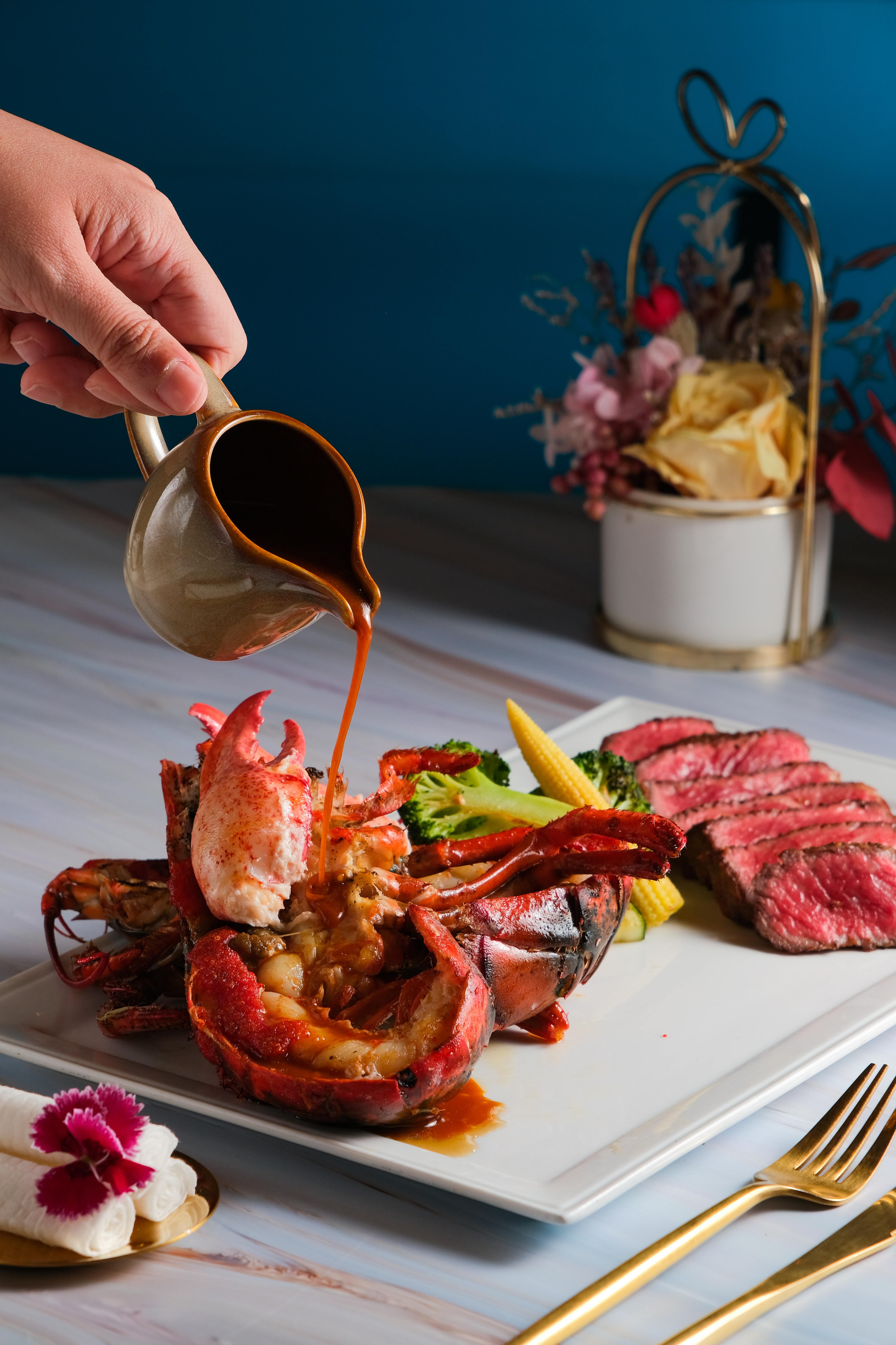 「海陸雙人套餐」從食材到醬汁都奢華，海陸雙饗一次滿足。（2,580元／2人份，含開胃菜、湯、麵包、飲料及甜點）