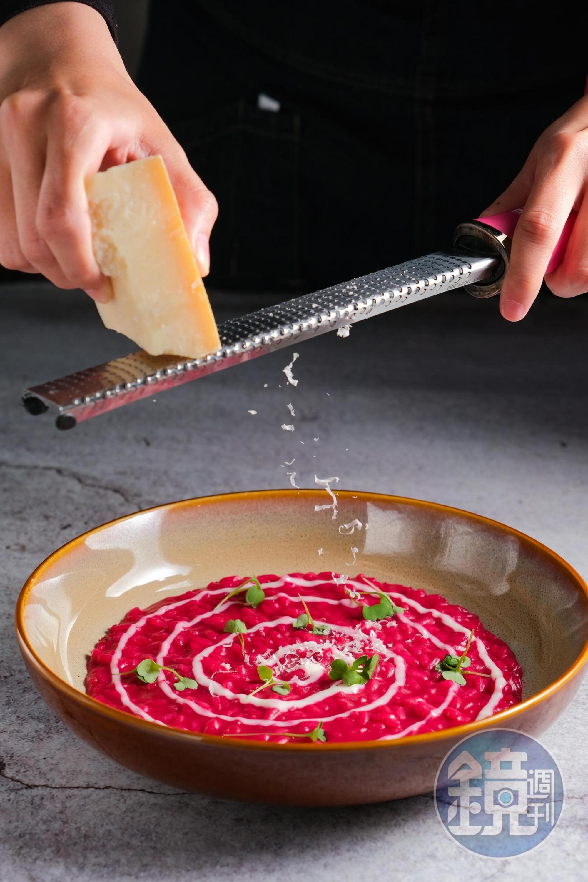 盤中漫出熱情色調的「紅甜菜起士燉飯」,吃蛋奶素者也可食用。(380元/份)