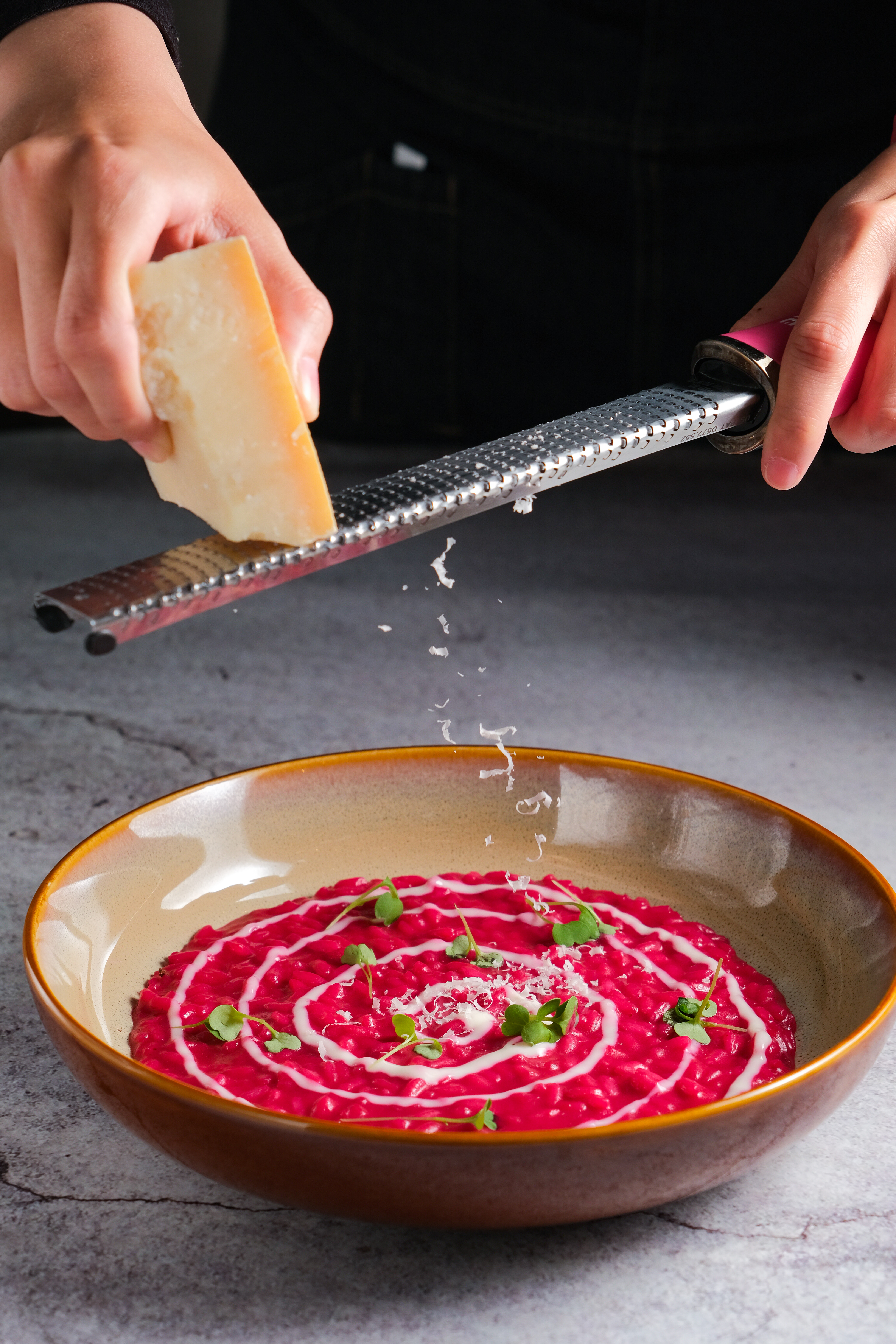 盤中漫出熱情色調的「紅甜菜起士燉飯」，吃蛋奶素者也可食用。（380元／份）