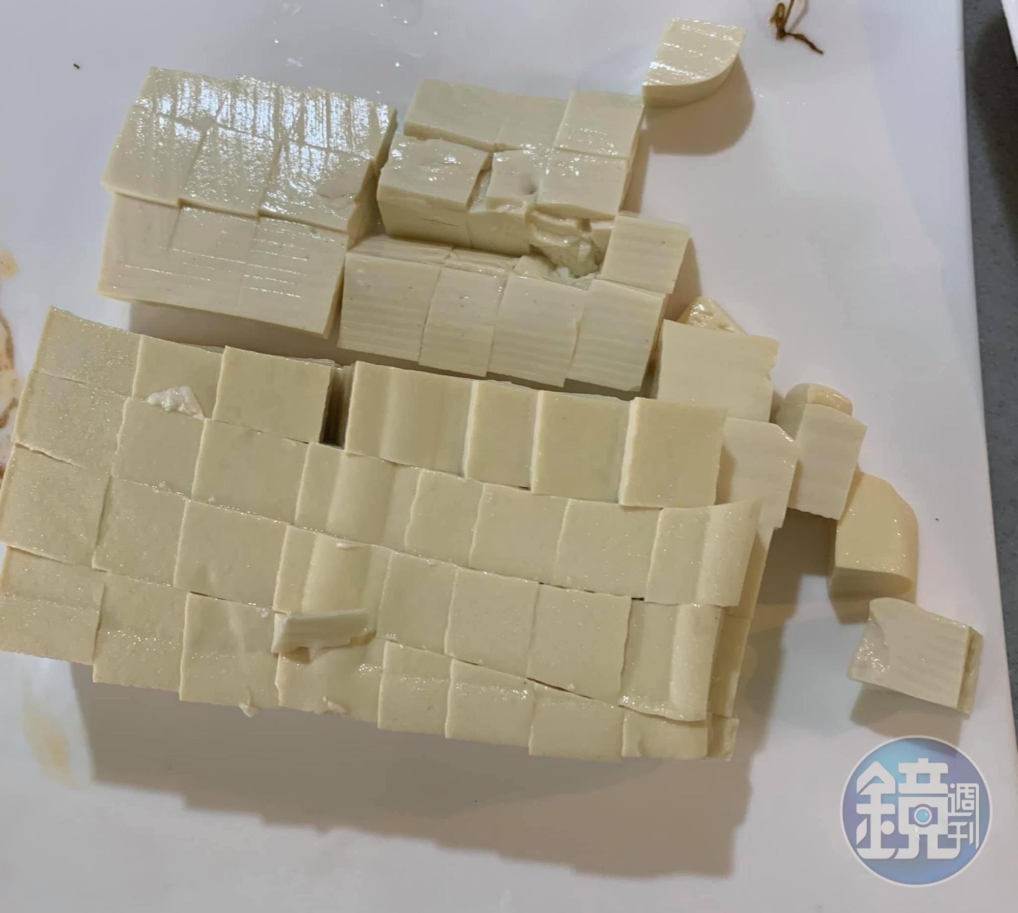 準備2塊板豆腐,切成小方丁。