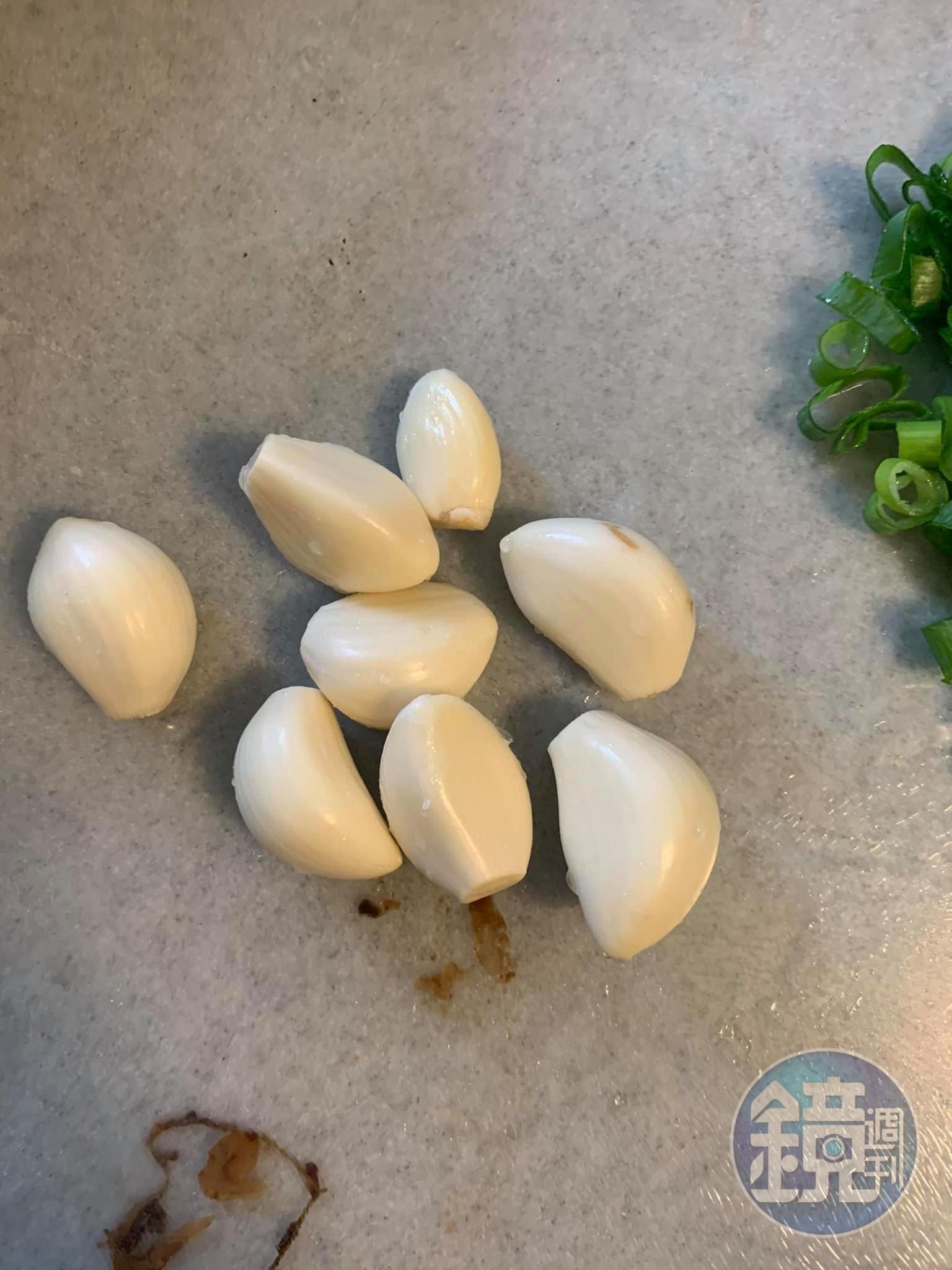 大蒜切末。