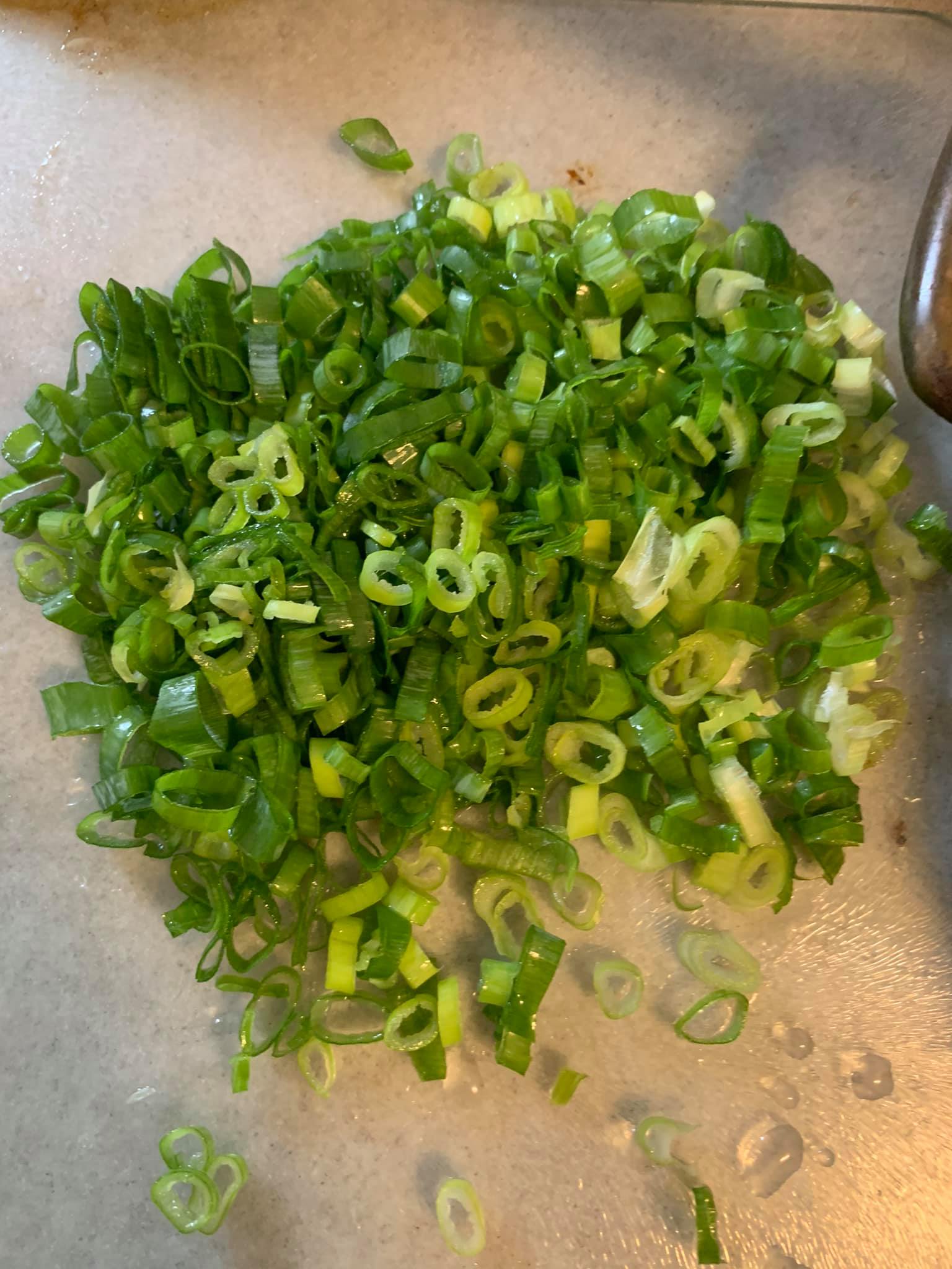 青蔥切成蔥花。