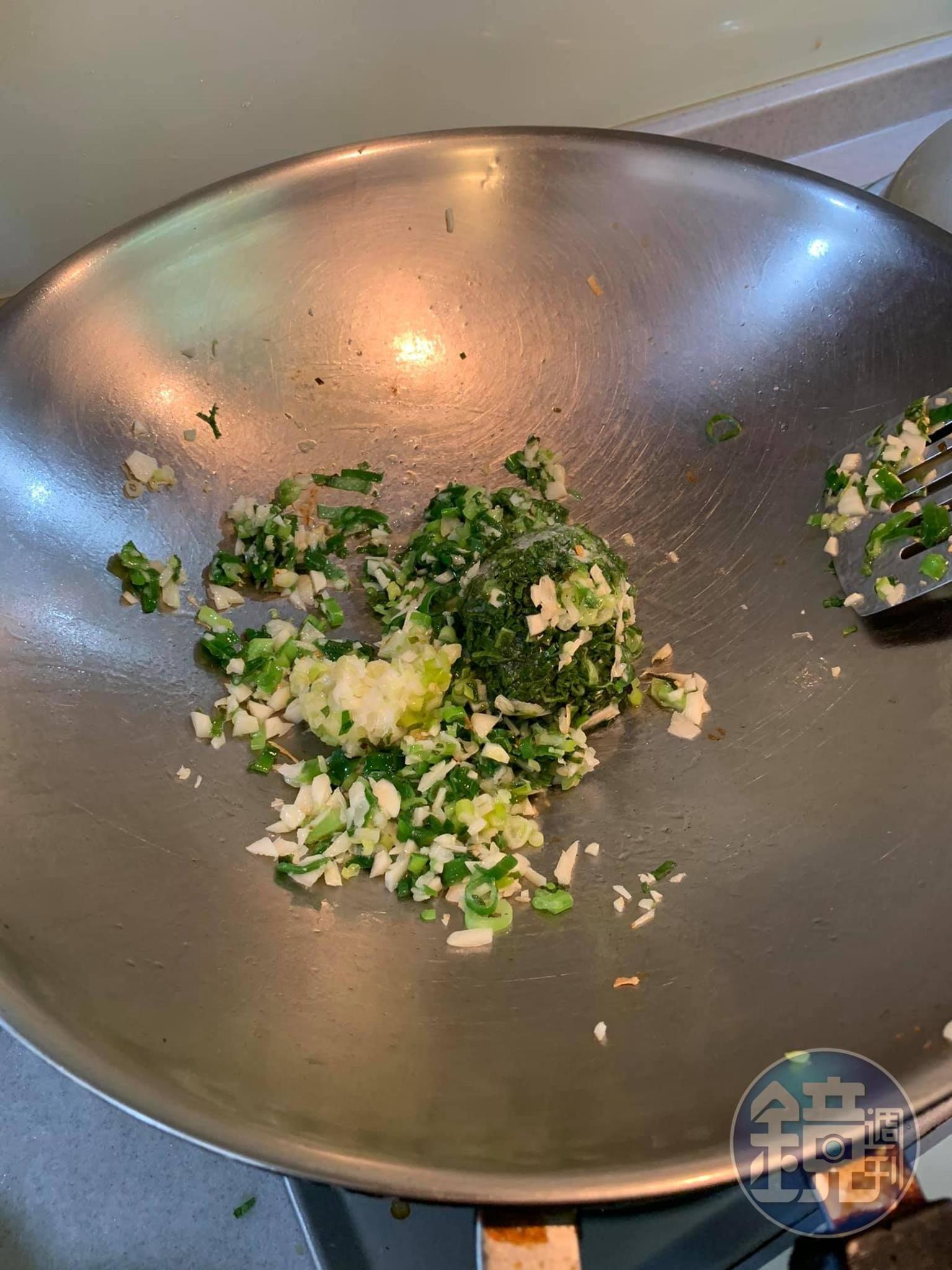 起油鍋爆香蒜末、蔥末及肉末。