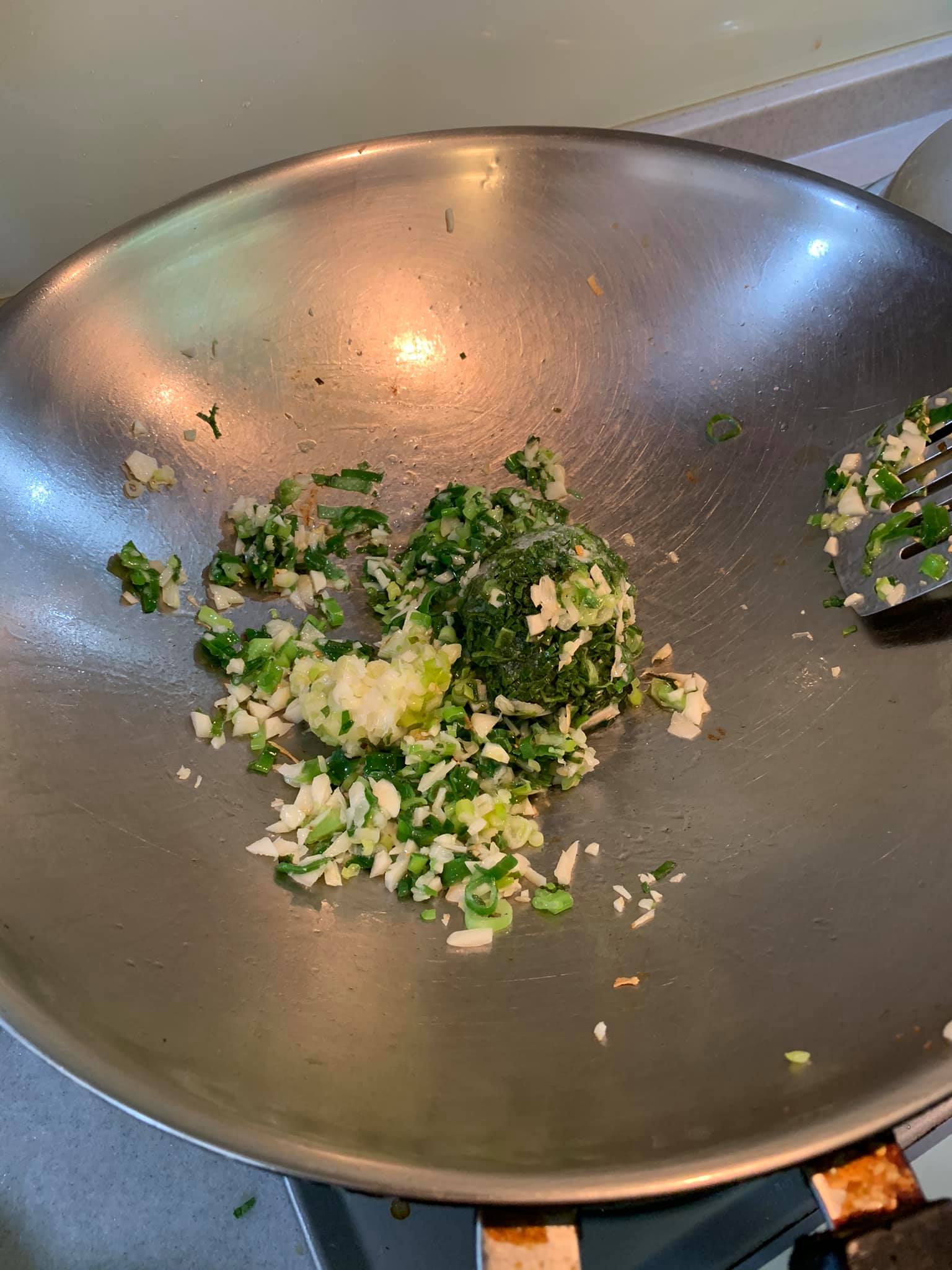 起油鍋爆香蒜末、蔥末及肉末。