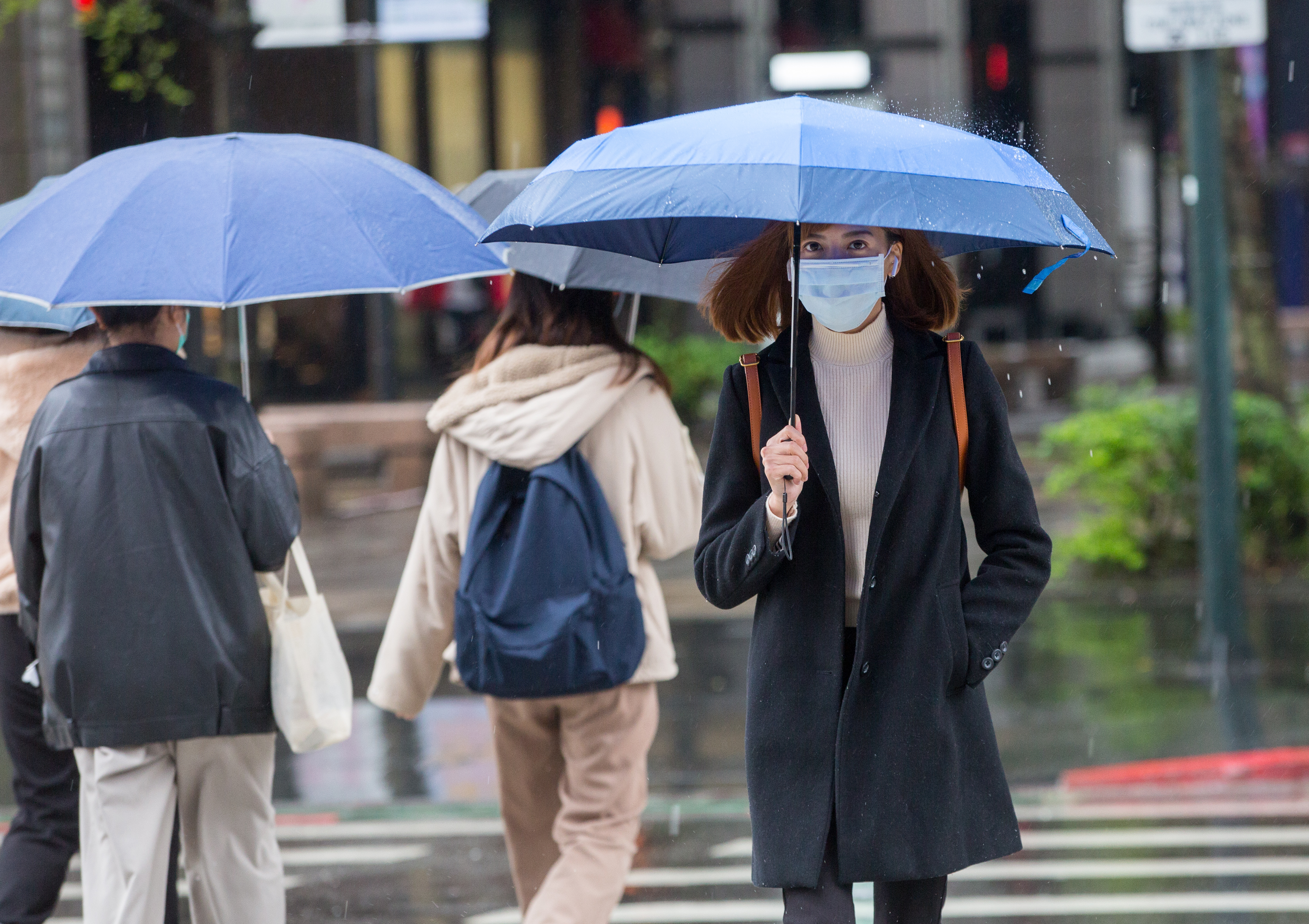 鋒面接近水氣增，中部以北以及東半部有降雨機會持續到明天。（本刊資料照）