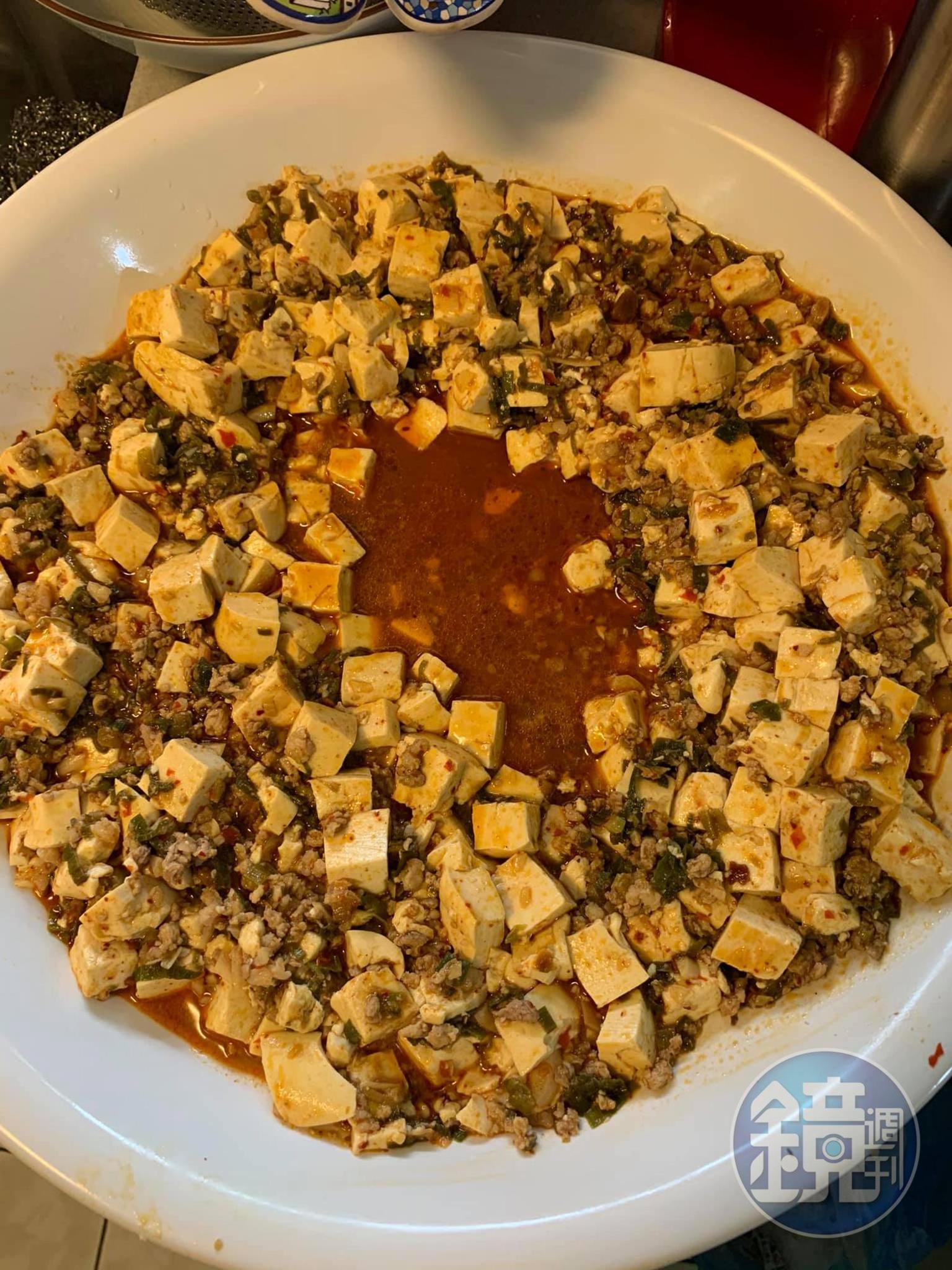 撈起煨好的豆腐、肉末,先擺盤。