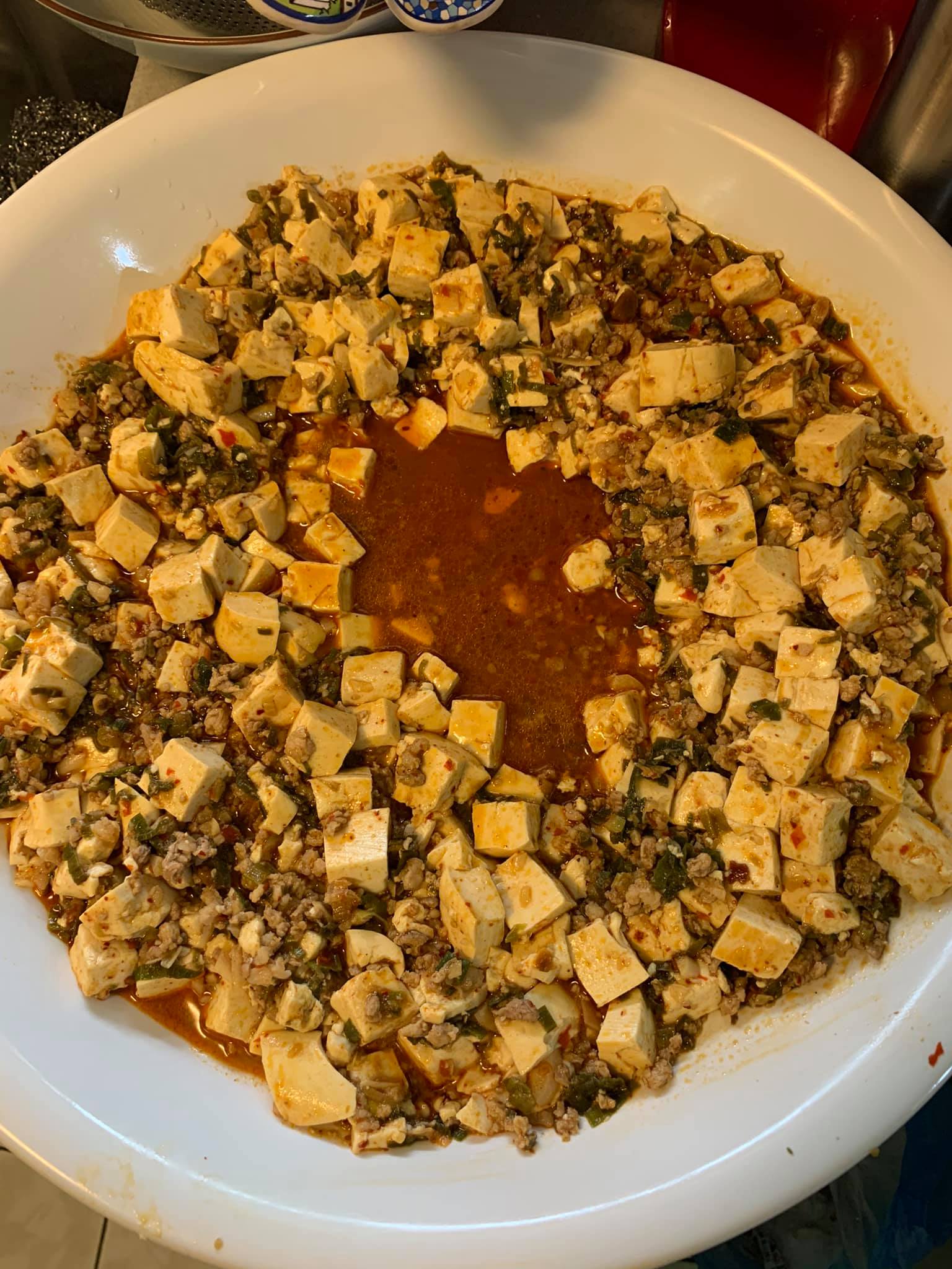 撈起煨好的豆腐、肉末,先擺盤。