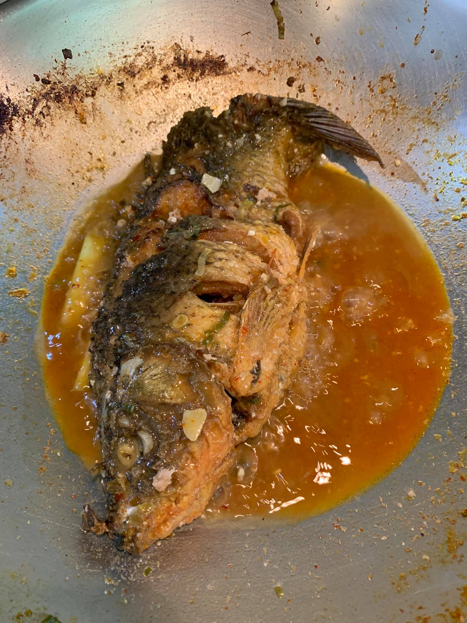 將炸好的鯉魚放入醬汁中,燒煮至入味。