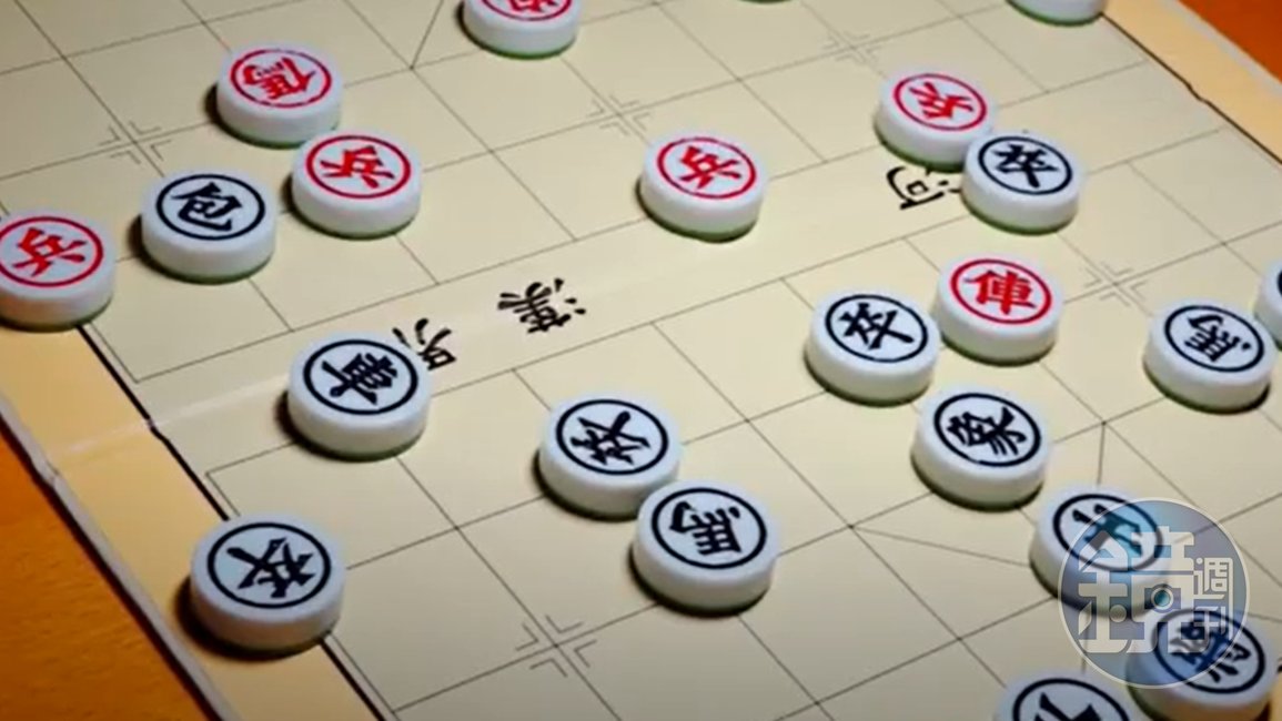 一名下屬收到主管的私訊,一打開竟是一張「象棋殘局圖」,讓他相當困惑。(示意圖,本刊資料照)