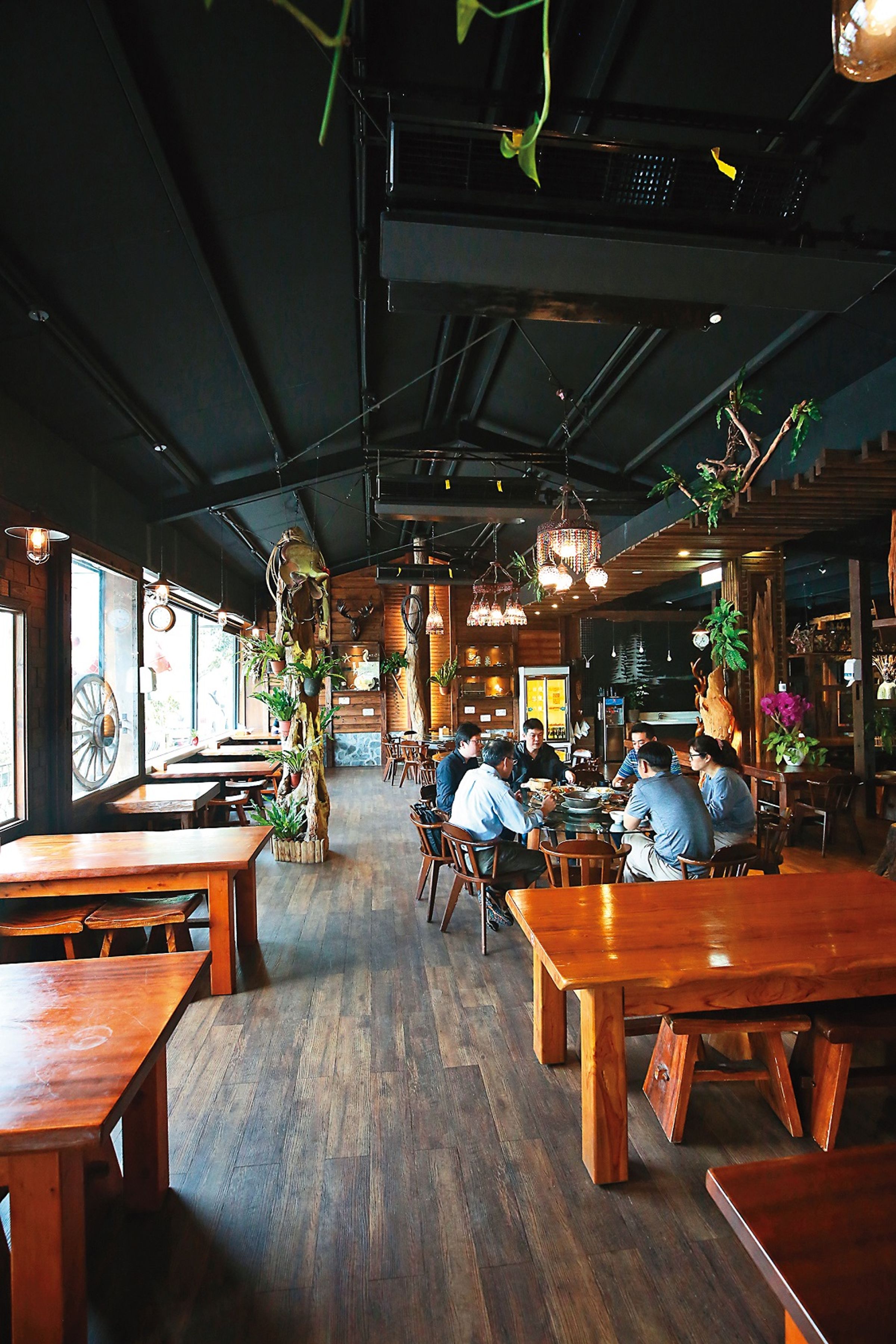 用餐環境舒適的「松湖驛站」，是在地人的美食口袋名單。