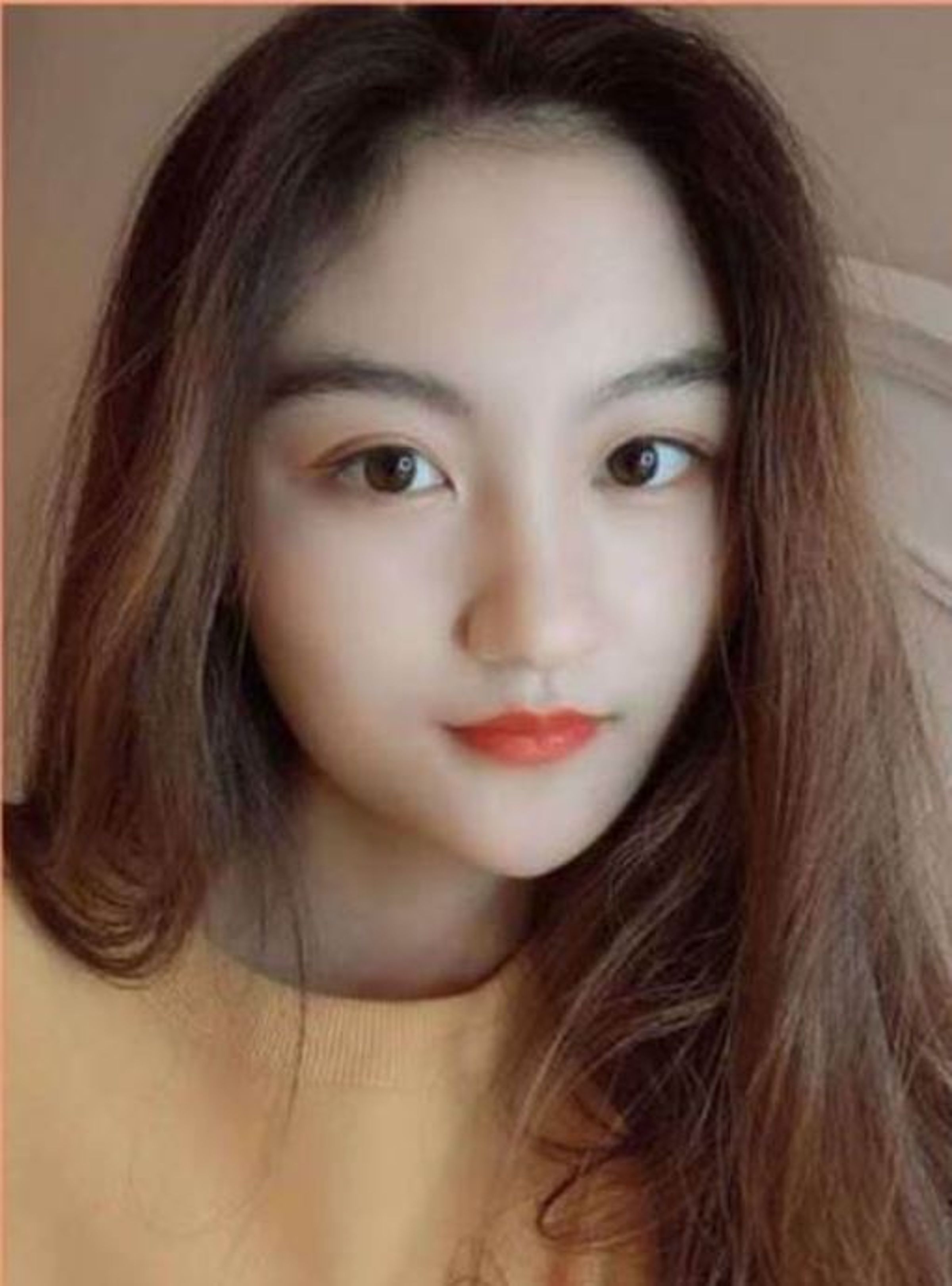 現20歲的陸子藝淡出演藝圈出國留學，五官長成相當甜美的V字臉。（翻攝自微博）