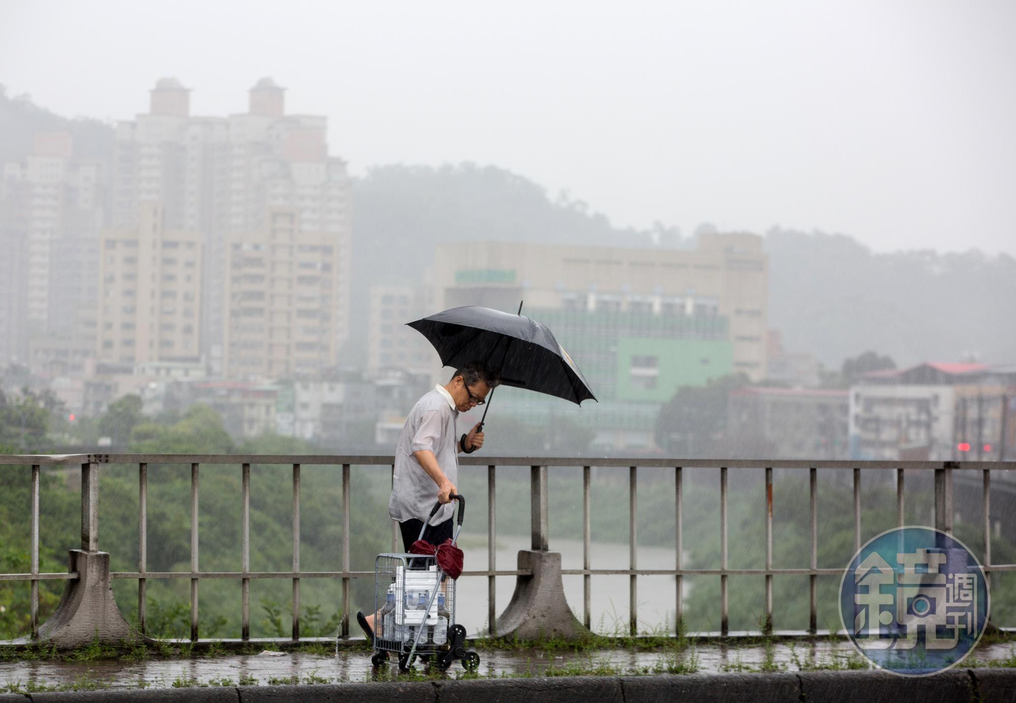 今明受鋒面雲系影響，全台灣都有降雨的機會。（本刊資料照）