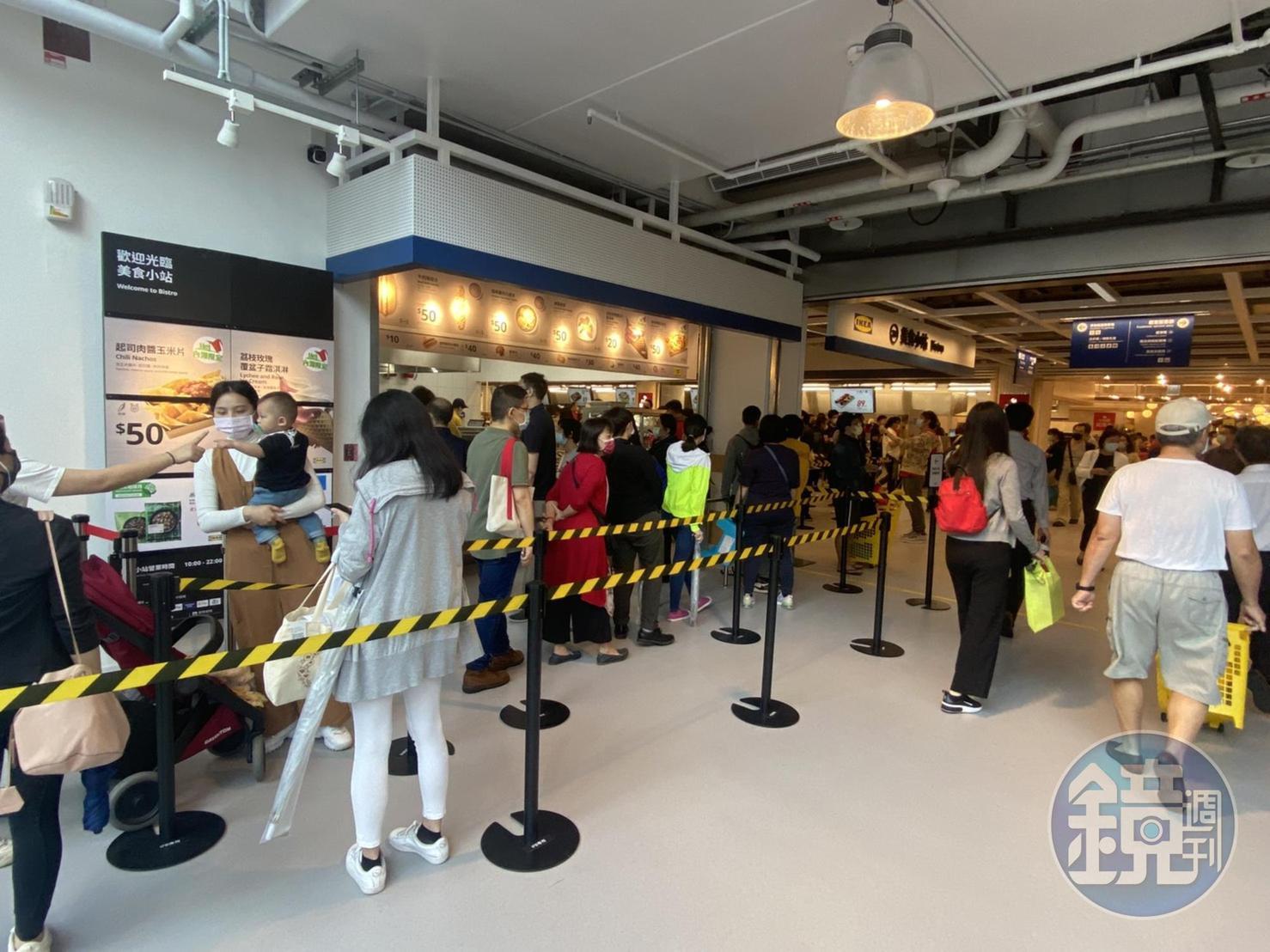 IKEA內湖店開幕雖碰上下雨天,依然吸引大批民眾前往朝聖。