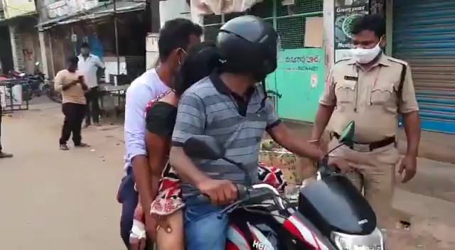 警察攔下機車,得知不得不三貼運屍的原因後十分訝異。(翻攝自DrEricDing推特)