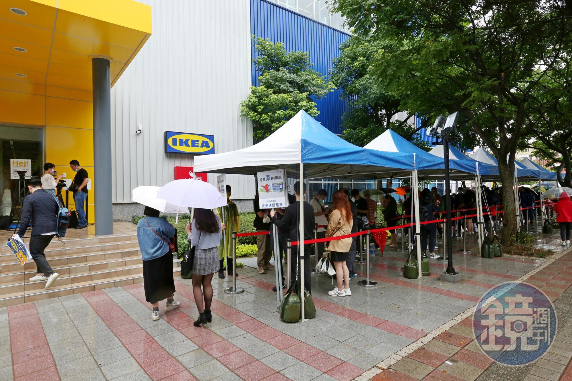 IKEA內湖新店正式開幕營運,台北市長柯文哲則預估有有大批人潮前往,「很擔心內湖的交通」。