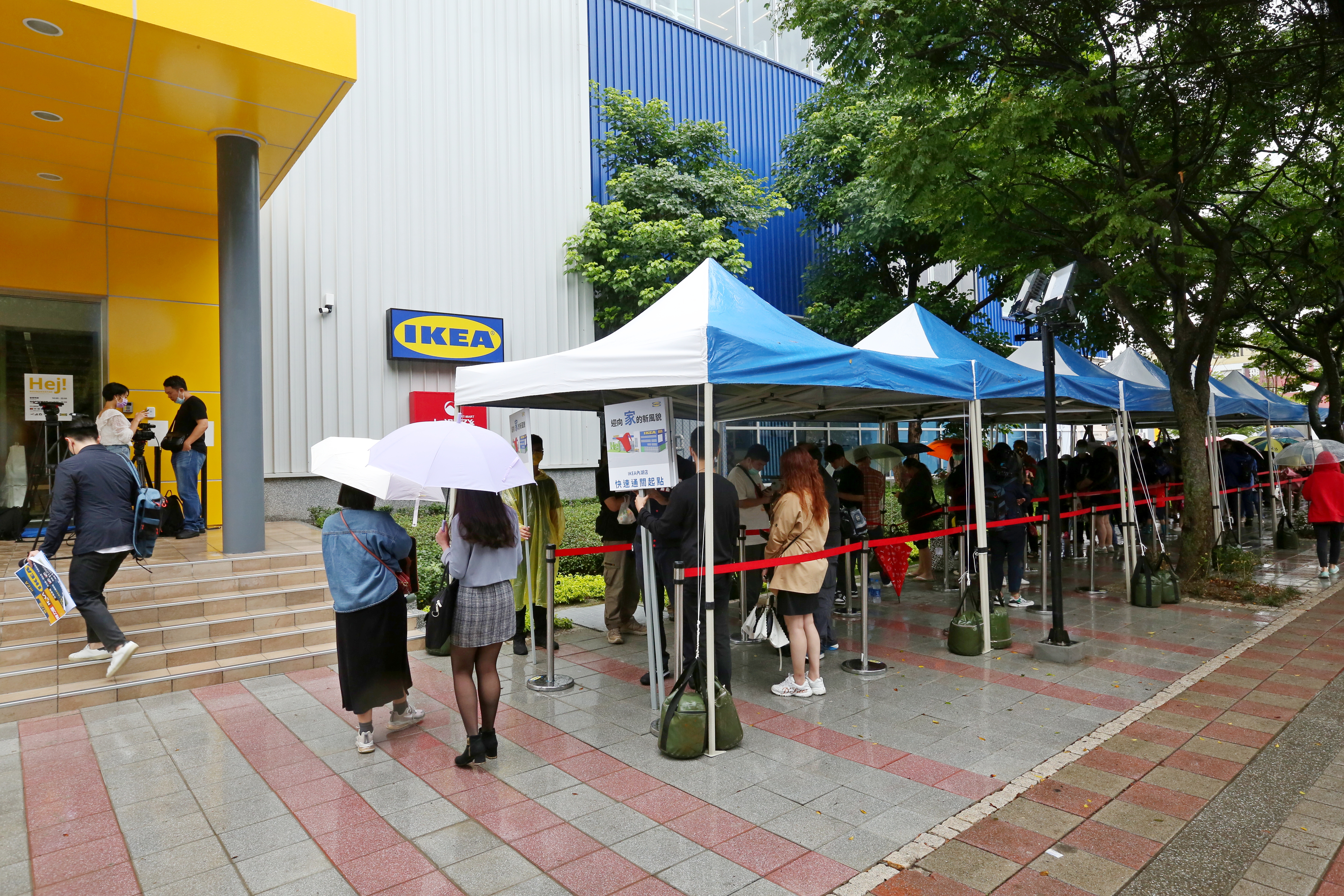 IKEA內湖新店正式開幕營運，台北市長柯文哲則預估有有大批人潮前往，「很擔心內湖的交通」。