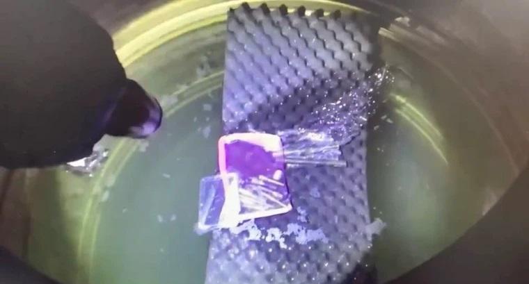 槍管等證物被鄭丟進水塔打算「滅證」但全被警方逮獲。（警方提供）