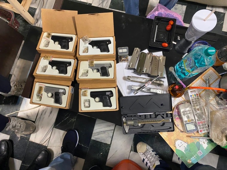 警方查緝鄭姓毒品犯嫌意外查獲6把模擬槍、空彈匣、滑套、槍管等槍械部件。（警方提供）