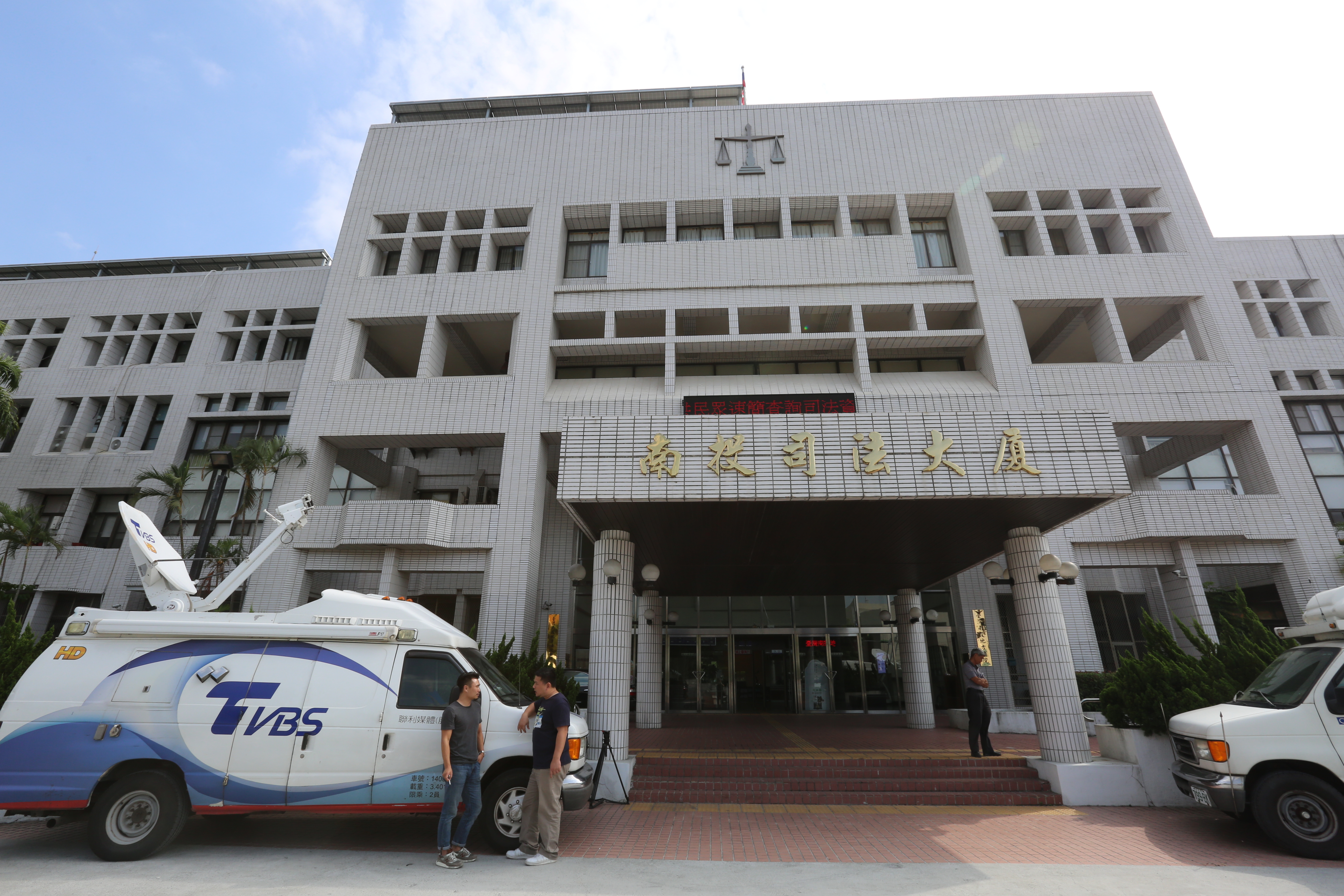 最悍老婆懷疑小三是熟人　半夜剝光友人衣服逼她公墓罰站