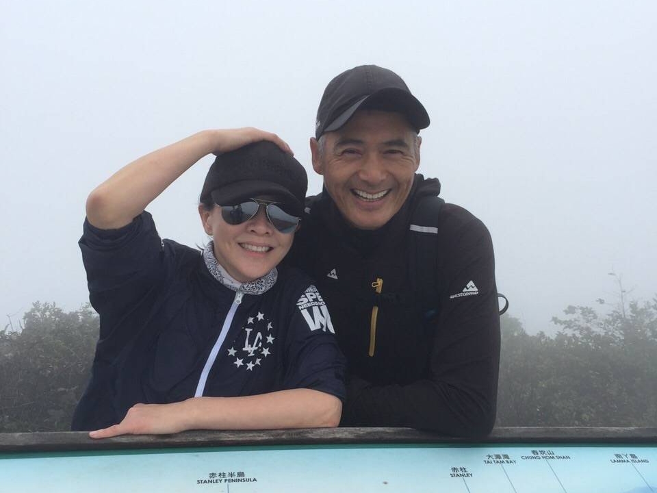 周潤發天天去慢跑，更不時揪隊上山一起跑，連劉嘉玲也是他的成員之一。（翻攝自周潤發微博）