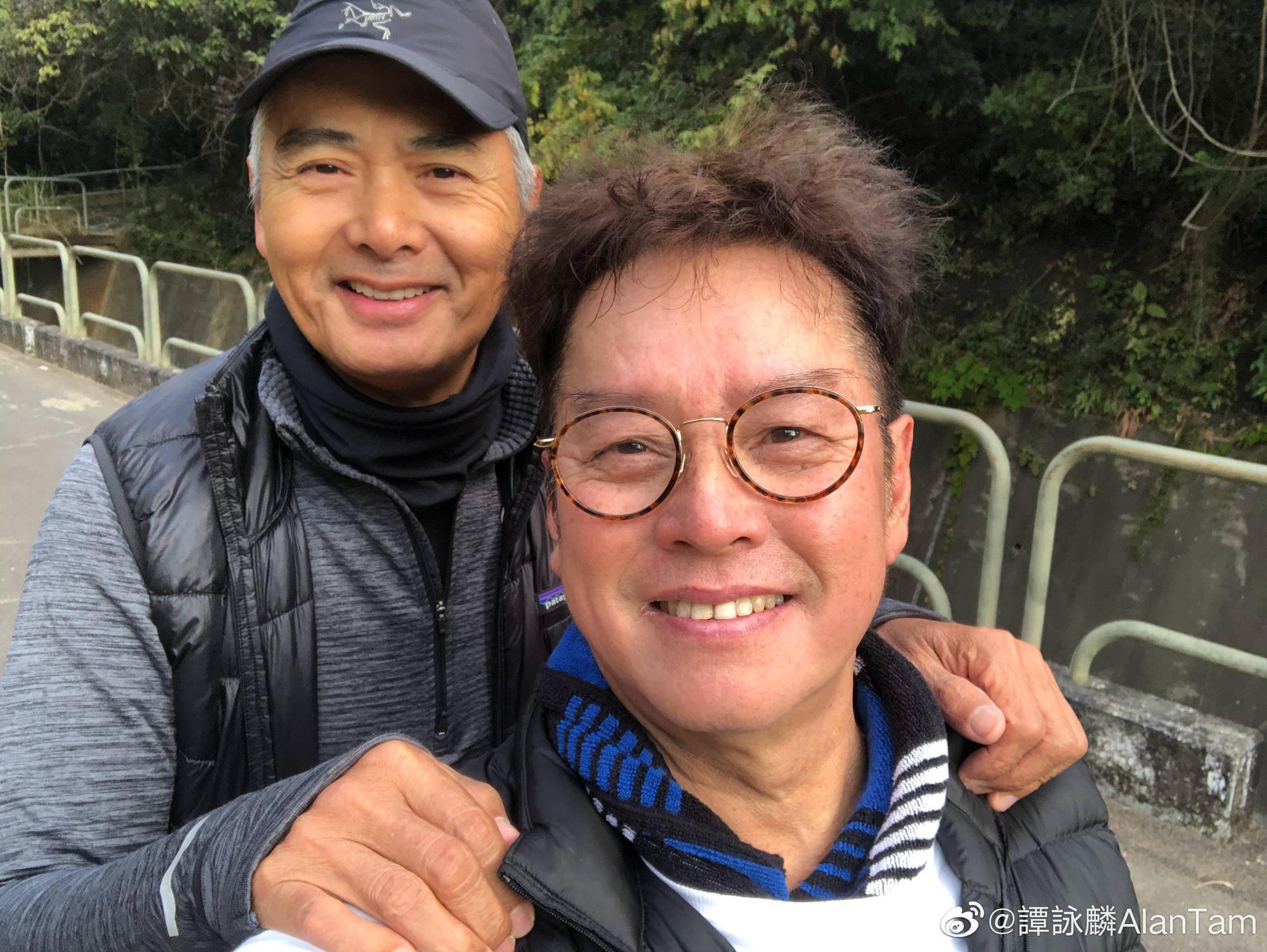 歌手譚詠麟也多次在山上遇上周潤發，還笑言找天要試一下周潤發的按摩手法。（翻攝自譚詠麟微博）
