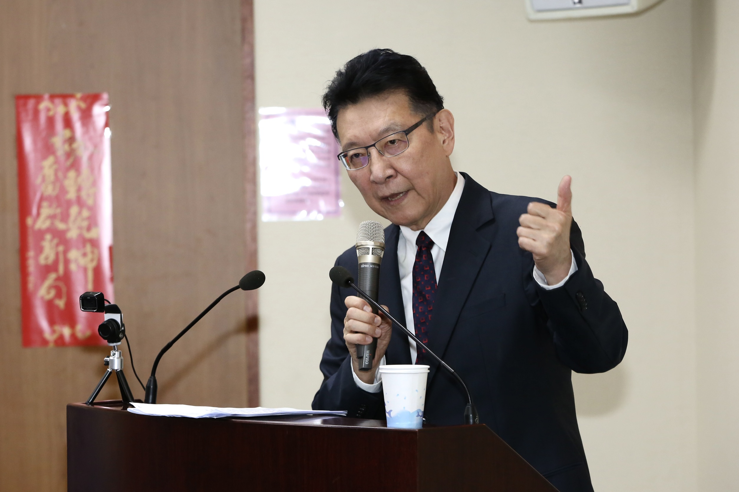 中廣董事長趙少康28日赴國民黨中常會進行「和平、奮鬥、救台灣」專題演講，宣布不參選黨主席。